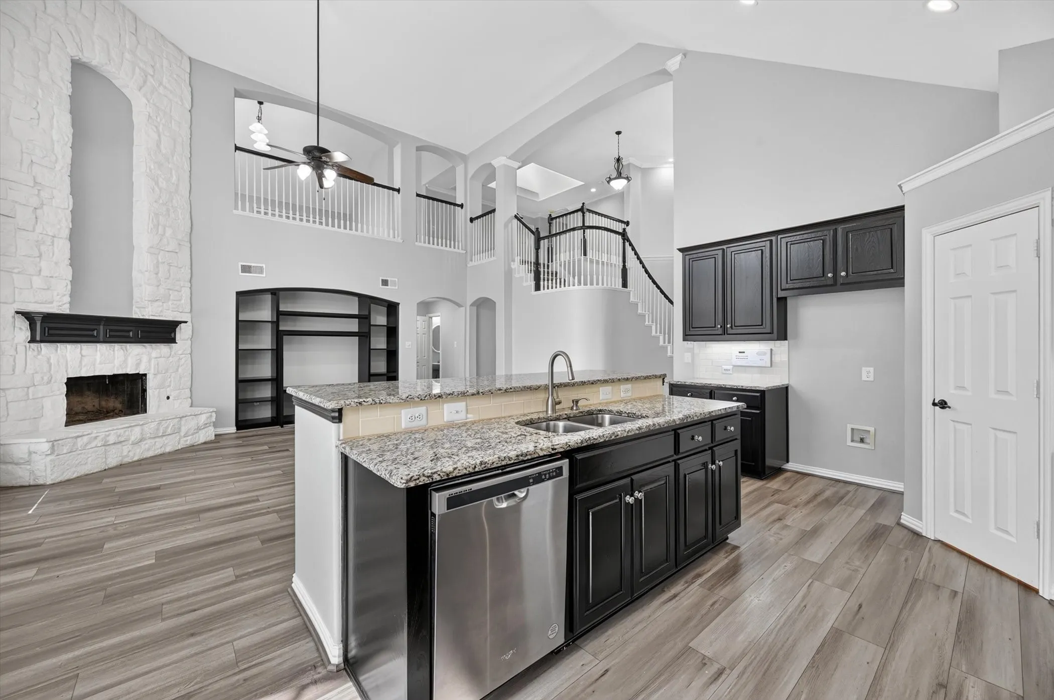 Single Family Residence For Sale in Tarrant County , 305 Victory Lane, Mansfield, Texas 76063, 4 Bedroom, 3 Bathroom, 2 Garage spaces, 3,527 Sqft, built in 2001, mls#21311161, Real Estate Agent in Mansfield, Homes For Sale in Tarrant county, Homes For Sale in Mansfield, Realtor in Mansfield Texas, Real Estate Brokerage Independent Realty Texas, Luminita Cordes Realtor