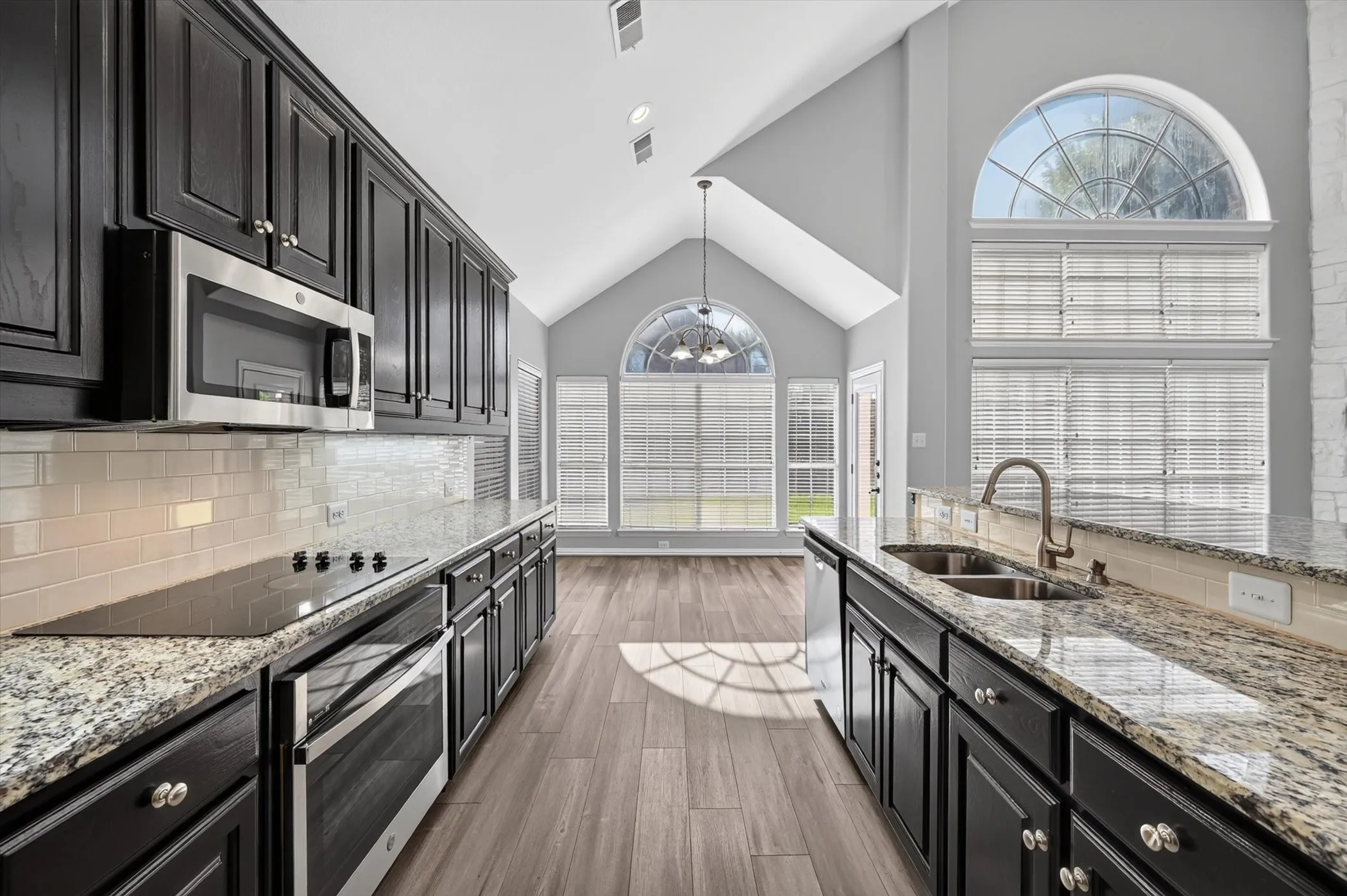 Single Family Residence For Sale in Tarrant County , 305 Victory Lane, Mansfield, Texas 76063, 4 Bedroom, 3 Bathroom, 2 Garage spaces, 3,527 Sqft, built in 2001, mls#21311161, Real Estate Agent in Mansfield, Homes For Sale in Tarrant county, Homes For Sale in Mansfield, Realtor in Mansfield Texas, Real Estate Brokerage Independent Realty Texas, Luminita Cordes Realtor