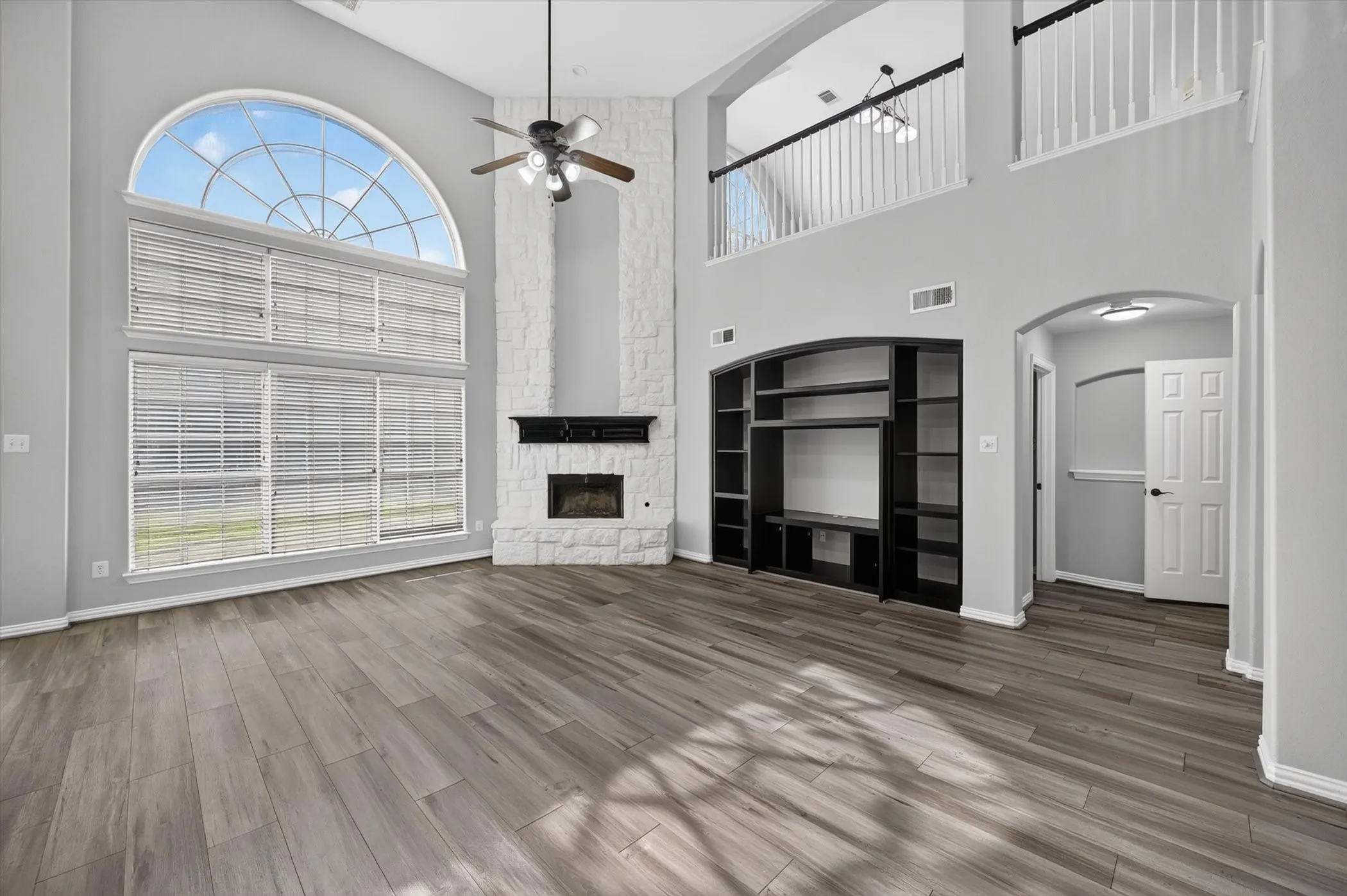 Single Family Residence For Sale in Tarrant County , 305 Victory Lane, Mansfield, Texas 76063, 4 Bedroom, 3 Bathroom, 2 Garage spaces, 3,527 Sqft, built in 2001, mls#21311161, Real Estate Agent in Mansfield, Homes For Sale in Tarrant county, Homes For Sale in Mansfield, Realtor in Mansfield Texas, Real Estate Brokerage Independent Realty Texas, Luminita Cordes Realtor