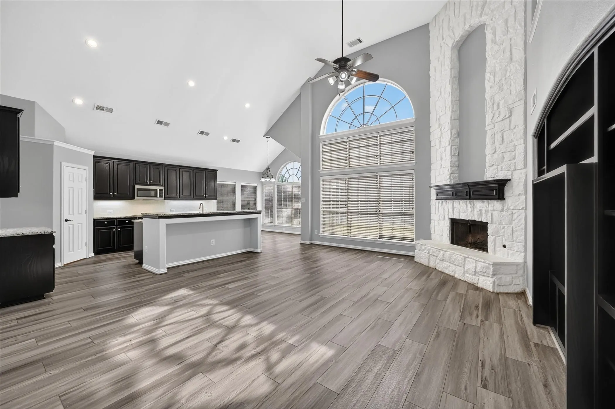 Single Family Residence For Sale in Tarrant County , 305 Victory Lane, Mansfield, Texas 76063, 4 Bedroom, 3 Bathroom, 2 Garage spaces, 3,527 Sqft, built in 2001, mls#21311161, Real Estate Agent in Mansfield, Homes For Sale in Tarrant county, Homes For Sale in Mansfield, Realtor in Mansfield Texas, Real Estate Brokerage Independent Realty Texas, Luminita Cordes Realtor