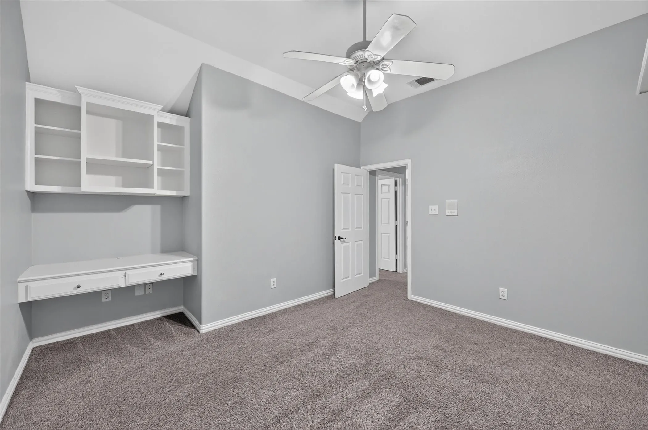 Single Family Residence For Sale in Tarrant County , 305 Victory Lane, Mansfield, Texas 76063, 4 Bedroom, 3 Bathroom, 2 Garage spaces, 3,527 Sqft, built in 2001, mls#21311161, Real Estate Agent in Mansfield, Homes For Sale in Tarrant county, Homes For Sale in Mansfield, Realtor in Mansfield Texas, Real Estate Brokerage Independent Realty Texas, Luminita Cordes Realtor
