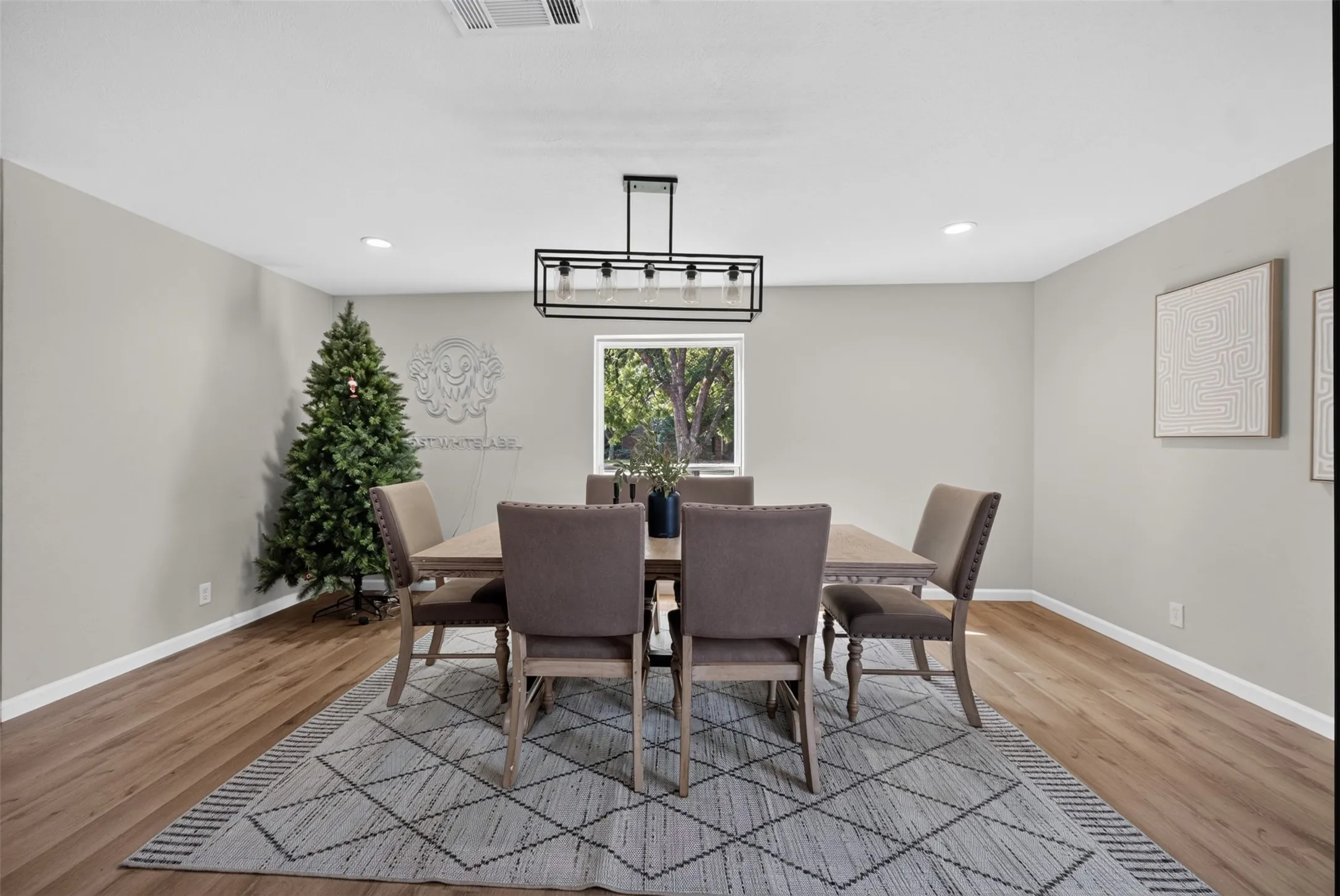 Single Family Residence For Sale in Dallas County , 3919 Ridgeoak Way, Farmers Branch, Texas 75244, 3 Bedroom, 3 Bathroom, 2 Garage spaces, 1,804 Sqft, built in 1966, mls#21313494, Real Estate Agent in Farmers Branch, Homes For Sale in Dallas county, Homes For Sale in Farmers Branch, Realtor in Farmers Branch Texas, Real Estate Brokerage Independent Realty Texas, Luminita Cordes Realtor