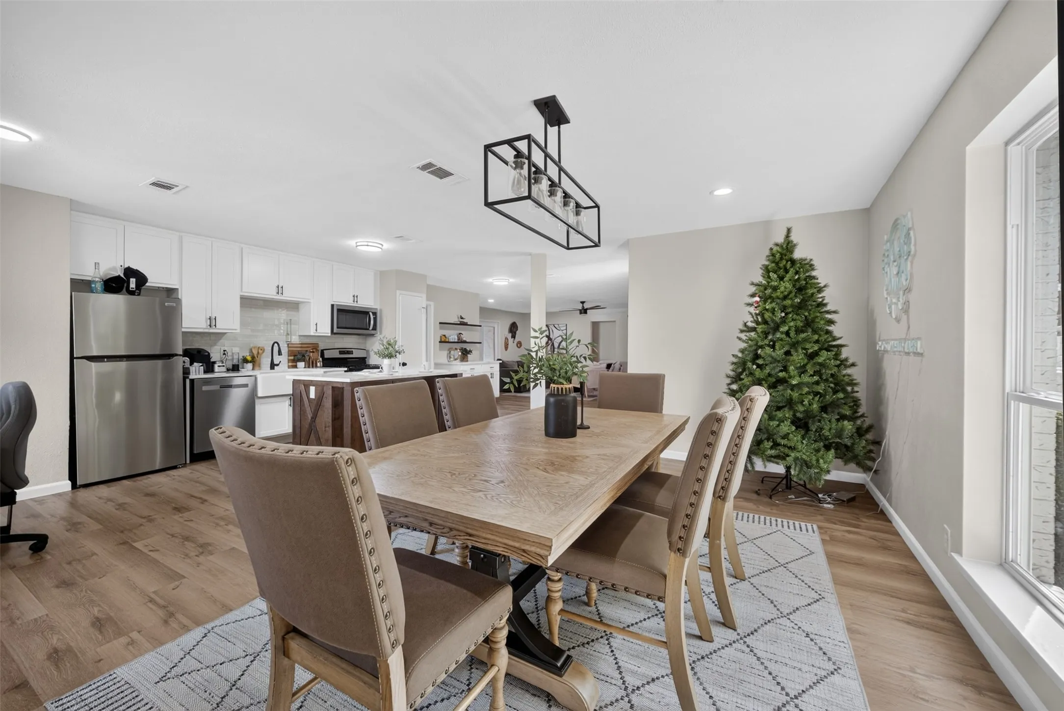 Single Family Residence For Sale in Dallas County , 3919 Ridgeoak Way, Farmers Branch, Texas 75244, 3 Bedroom, 3 Bathroom, 2 Garage spaces, 1,804 Sqft, built in 1966, mls#21313494, Real Estate Agent in Farmers Branch, Homes For Sale in Dallas county, Homes For Sale in Farmers Branch, Realtor in Farmers Branch Texas, Real Estate Brokerage Independent Realty Texas, Luminita Cordes Realtor