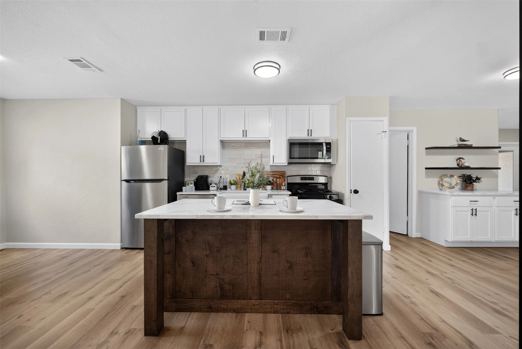 Single Family Residence For Sale in Dallas County , 3919 Ridgeoak Way, Farmers Branch, Texas 75244, 3 Bedroom, 3 Bathroom, 2 Garage spaces, 1,804 Sqft, built in 1966, mls#21313494, Real Estate Agent in Farmers Branch, Homes For Sale in Dallas county, Homes For Sale in Farmers Branch, Realtor in Farmers Branch Texas, Real Estate Brokerage Independent Realty Texas, Luminita Cordes Realtor