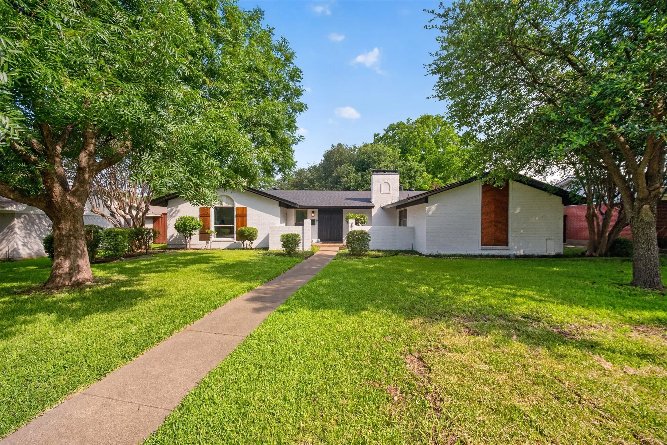 Single Family Residence For Sale in Dallas County , 3919 Ridgeoak Way, Farmers Branch, Texas 75244, 3 Bedroom, 3 Bathroom, 2 Garage spaces, 1,804 Sqft, built in 1966, mls#21313494, Real Estate Agent in Farmers Branch, Homes For Sale in Dallas county, Homes For Sale in Farmers Branch, Realtor in Farmers Branch Texas, Real Estate Brokerage Independent Realty Texas, Luminita Cordes Realtor