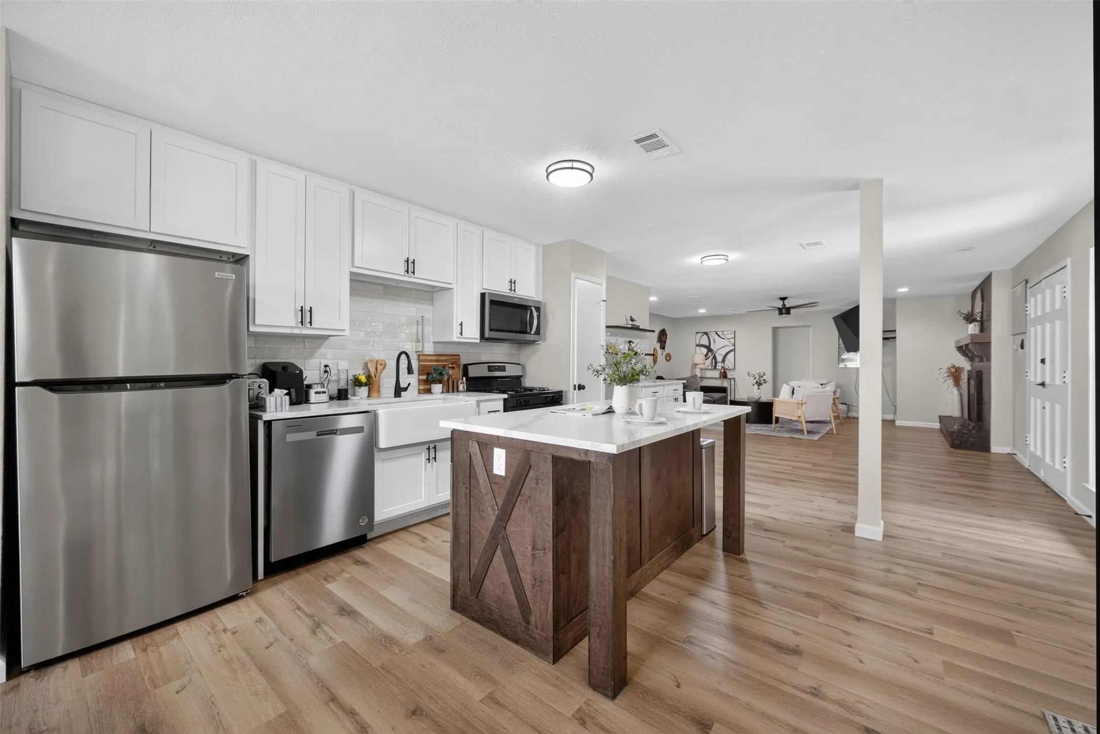 Single Family Residence For Sale in Dallas County , 3919 Ridgeoak Way, Farmers Branch, Texas 75244, 3 Bedroom, 3 Bathroom, 2 Garage spaces, 1,804 Sqft, built in 1966, mls#21313494, Real Estate Agent in Farmers Branch, Homes For Sale in Dallas county, Homes For Sale in Farmers Branch, Realtor in Farmers Branch Texas, Real Estate Brokerage Independent Realty Texas, Luminita Cordes Realtor