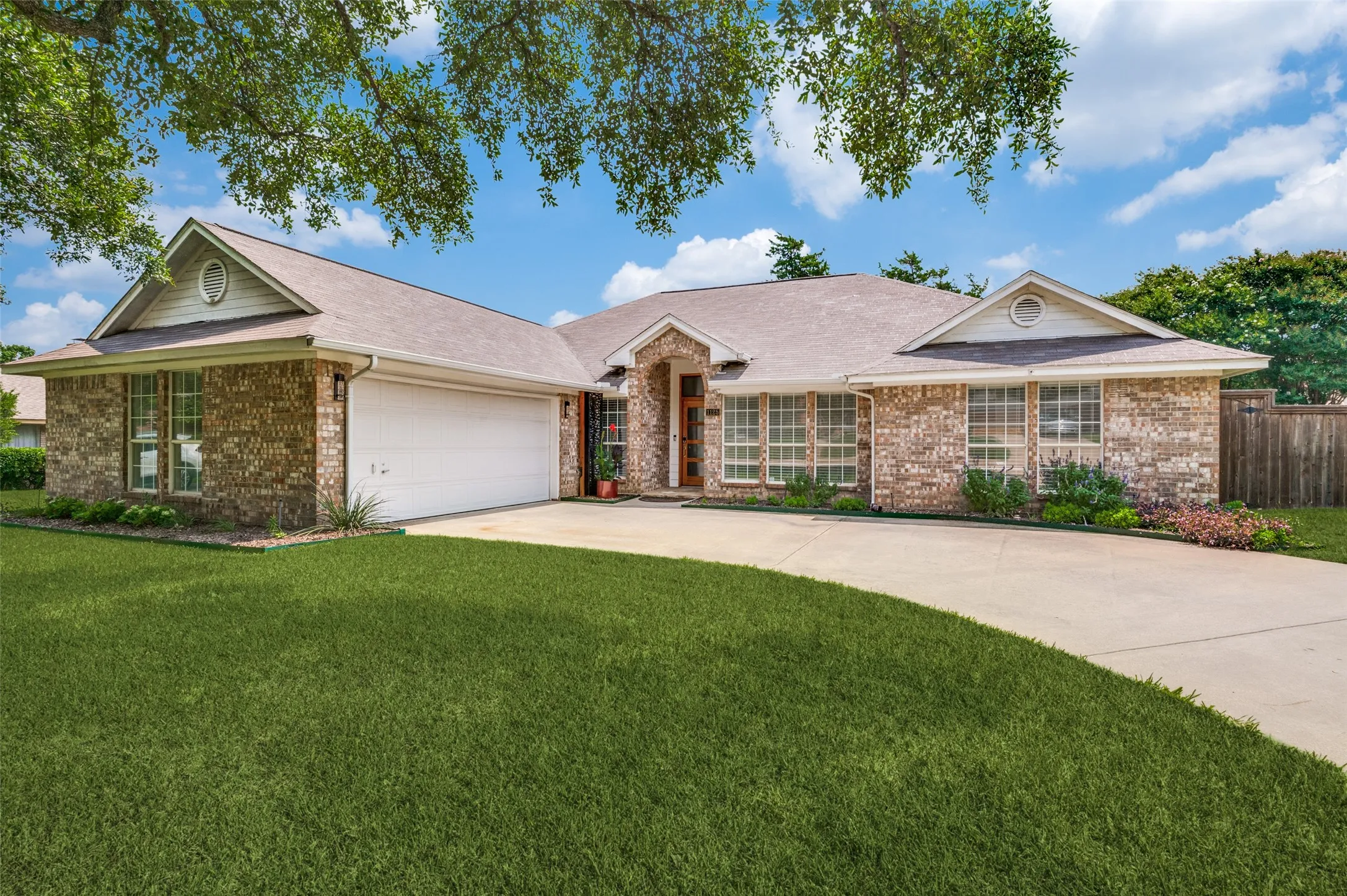 1125 Madlynne Drive, Cedar Hill, TX  75104 - www.1125Madlynne.com