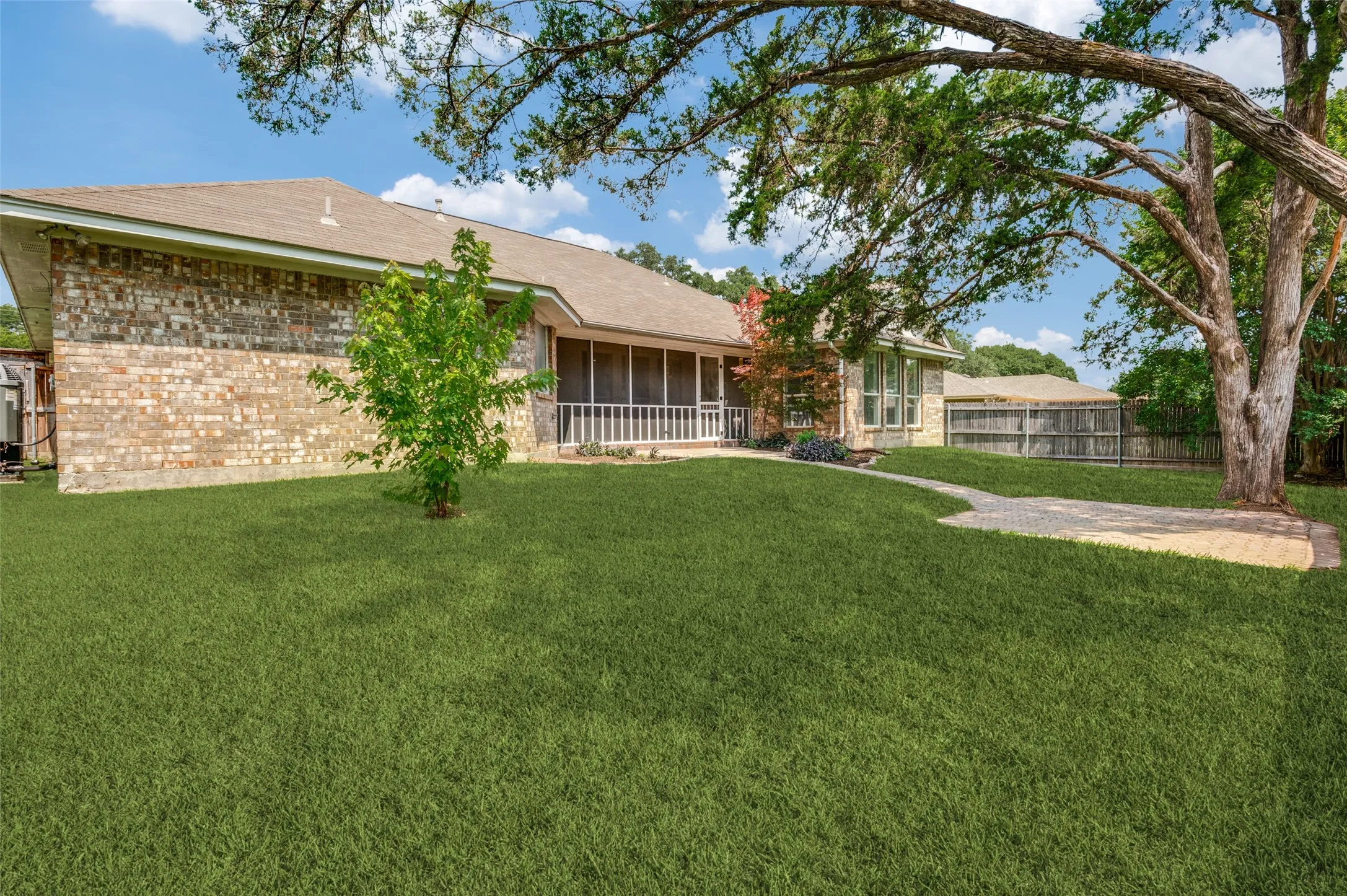 Single Family Residence For Sale in Dallas County , 1125 Madlynne Drive, Cedar Hill, Texas 75104, 3 Bedroom, 2 Bathroom, 2 Garage spaces, 2,344 Sqft, built in 1992, mls#21284758, Real Estate Agent in Cedar Hill, Homes For Sale in Dallas county, Homes For Sale in Cedar Hill, Realtor in Cedar Hill Texas, Real Estate Brokerage Independent Realty Texas, Luminita Cordes Realtor