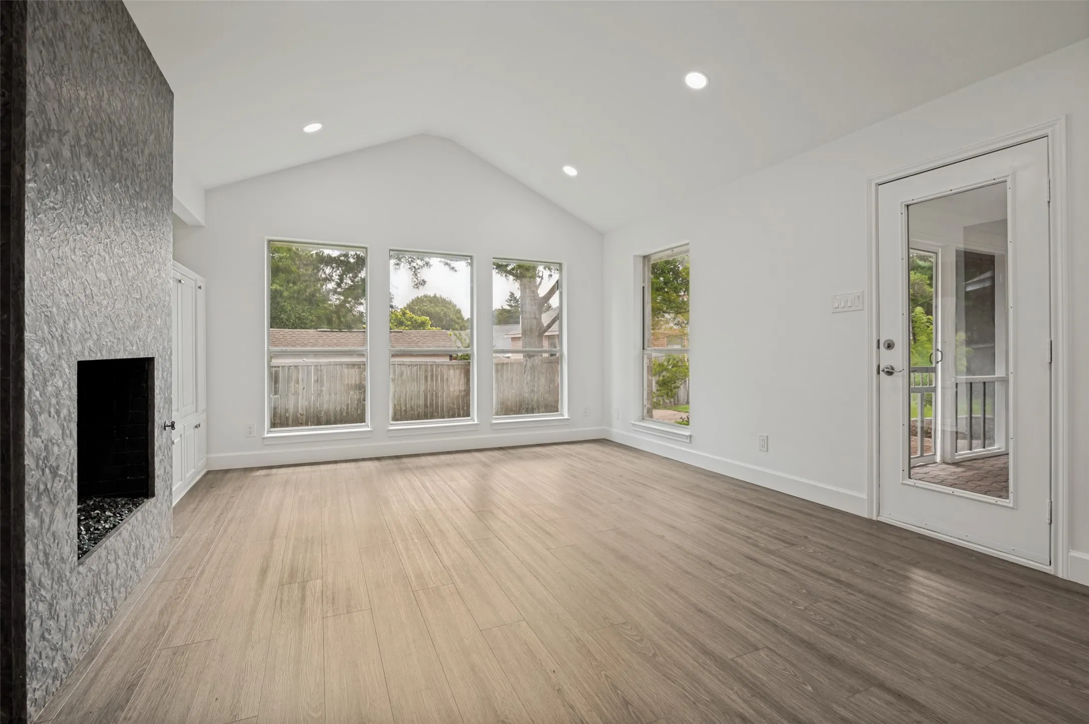 Single Family Residence For Sale in Dallas County , 1125 Madlynne Drive, Cedar Hill, Texas 75104, 3 Bedroom, 2 Bathroom, 2 Garage spaces, 2,344 Sqft, built in 1992, mls#21284758, Real Estate Agent in Cedar Hill, Homes For Sale in Dallas county, Homes For Sale in Cedar Hill, Realtor in Cedar Hill Texas, Real Estate Brokerage Independent Realty Texas, Luminita Cordes Realtor