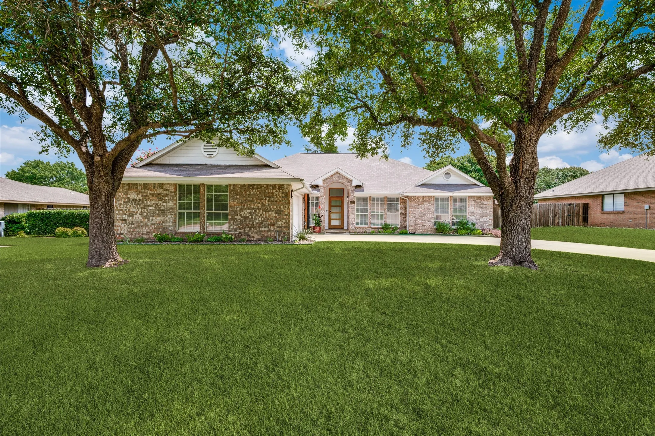 1125 Madlynne Drive, Cedar Hill, TX  75104 - www.1125Madlynne.com
