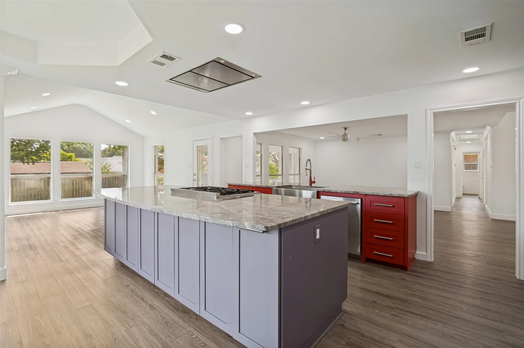 Single Family Residence For Sale in Dallas County , 1125 Madlynne Drive, Cedar Hill, Texas 75104, 3 Bedroom, 2 Bathroom, 2 Garage spaces, 2,344 Sqft, built in 1992, mls#21284758, Real Estate Agent in Cedar Hill, Homes For Sale in Dallas county, Homes For Sale in Cedar Hill, Realtor in Cedar Hill Texas, Real Estate Brokerage Independent Realty Texas, Luminita Cordes Realtor
