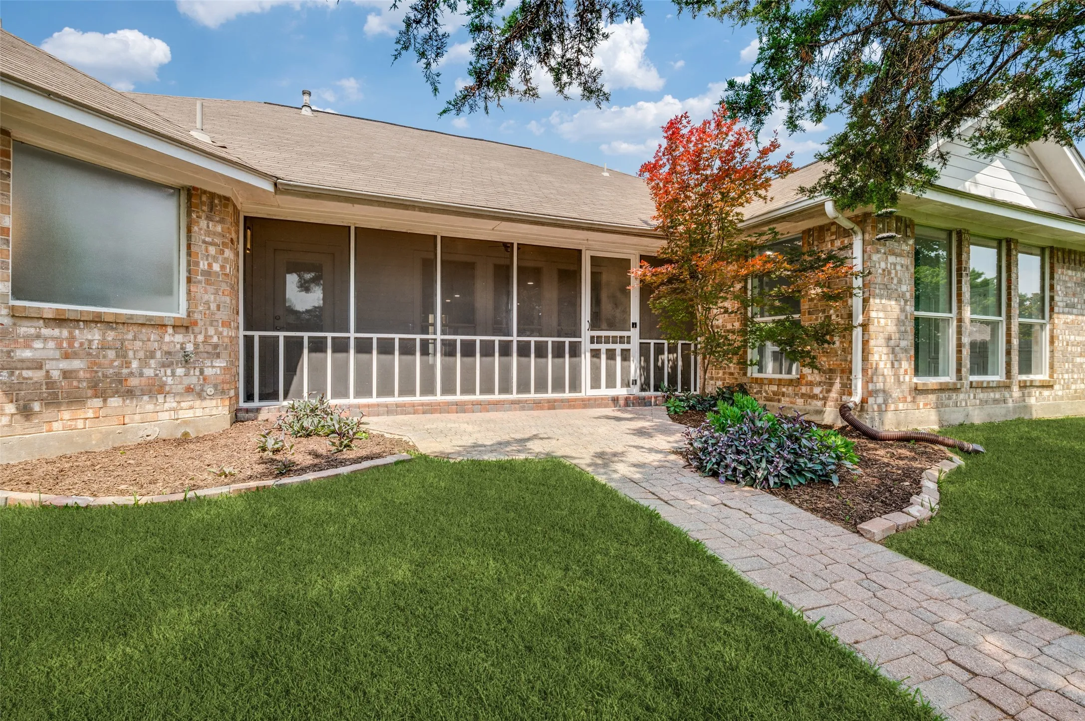 Single Family Residence For Sale in Dallas County , 1125 Madlynne Drive, Cedar Hill, Texas 75104, 3 Bedroom, 2 Bathroom, 2 Garage spaces, 2,344 Sqft, built in 1992, mls#21284758, Real Estate Agent in Cedar Hill, Homes For Sale in Dallas county, Homes For Sale in Cedar Hill, Realtor in Cedar Hill Texas, Real Estate Brokerage Independent Realty Texas, Luminita Cordes Realtor