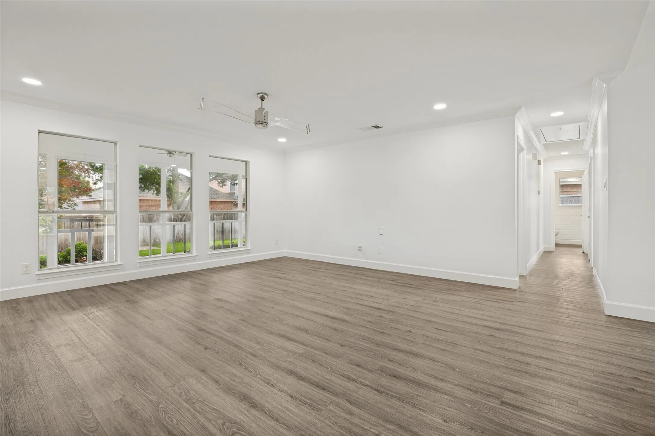 Single Family Residence For Sale in Dallas County , 1125 Madlynne Drive, Cedar Hill, Texas 75104, 3 Bedroom, 2 Bathroom, 2 Garage spaces, 2,344 Sqft, built in 1992, mls#21284758, Real Estate Agent in Cedar Hill, Homes For Sale in Dallas county, Homes For Sale in Cedar Hill, Realtor in Cedar Hill Texas, Real Estate Brokerage Independent Realty Texas, Luminita Cordes Realtor