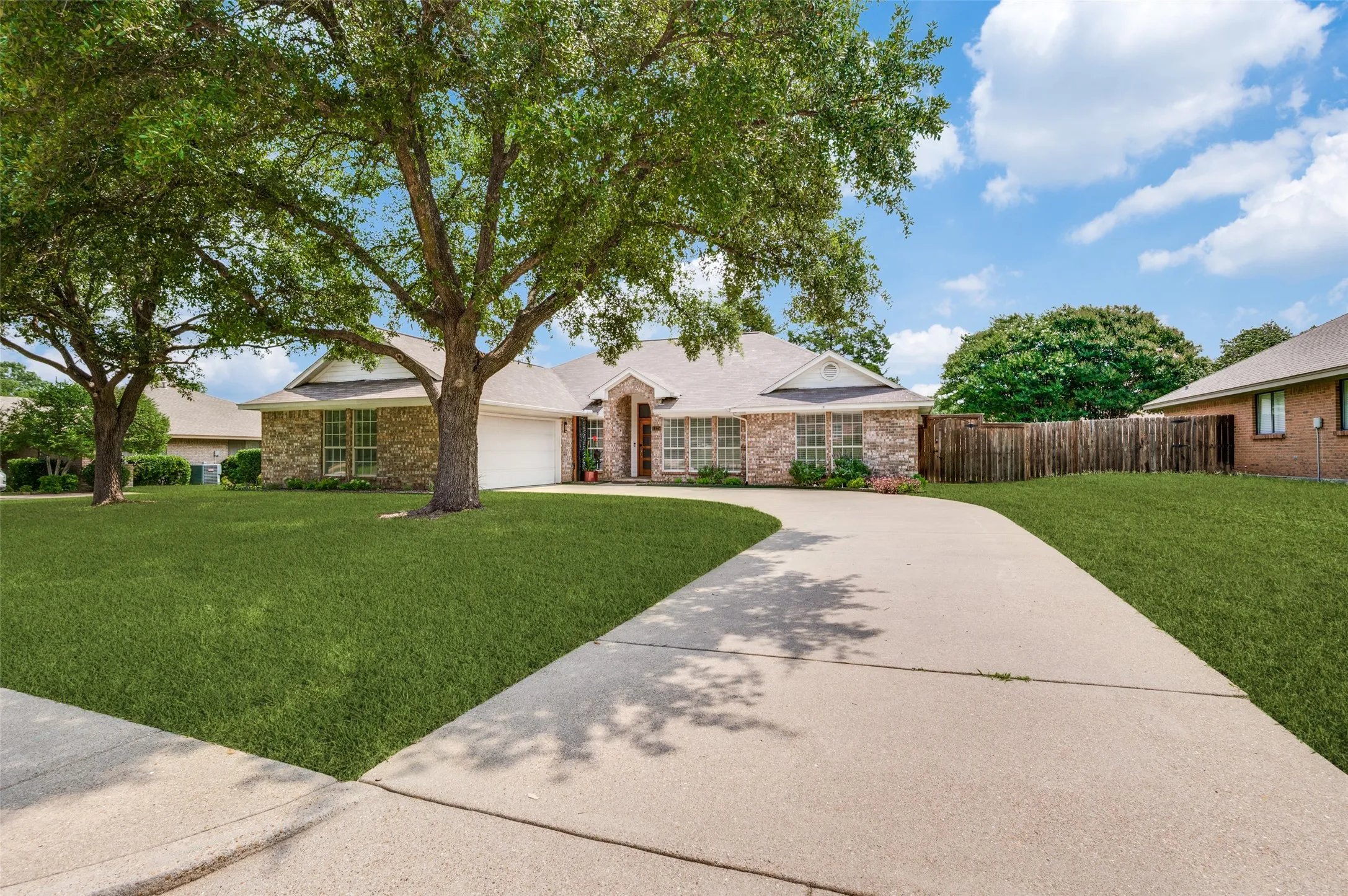 Single Family Residence For Sale in Dallas County , 1125 Madlynne Drive, Cedar Hill, Texas 75104, 3 Bedroom, 2 Bathroom, 2 Garage spaces, 2,344 Sqft, built in 1992, mls#21284758, Real Estate Agent in Cedar Hill, Homes For Sale in Dallas county, Homes For Sale in Cedar Hill, Realtor in Cedar Hill Texas, Real Estate Brokerage Independent Realty Texas, Luminita Cordes Realtor