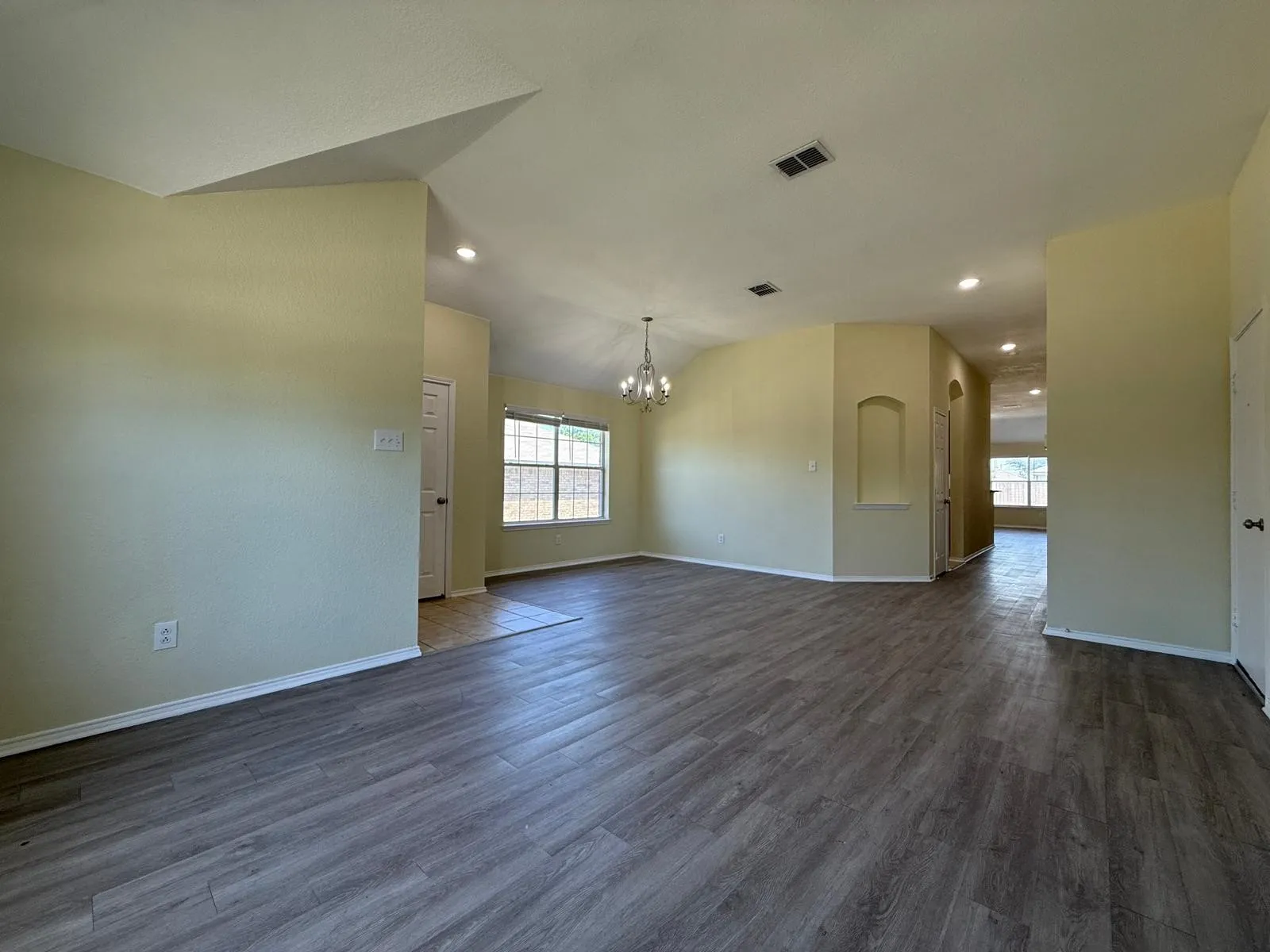 Single Family Residence For Sale in Tarrant County , 14120 Tanglebrush Trail, Fort Worth, Texas 76052, 4 Bedroom, 2 Bathroom, 2 Garage spaces, 2,139 Sqft, built in 2006, mls#21308035, Real Estate Agent in Fort Worth, Homes For Sale in Tarrant county, Homes For Sale in Fort Worth, Realtor in Fort Worth Texas, Real Estate Brokerage Independent Realty Texas, Luminita Cordes Realtor