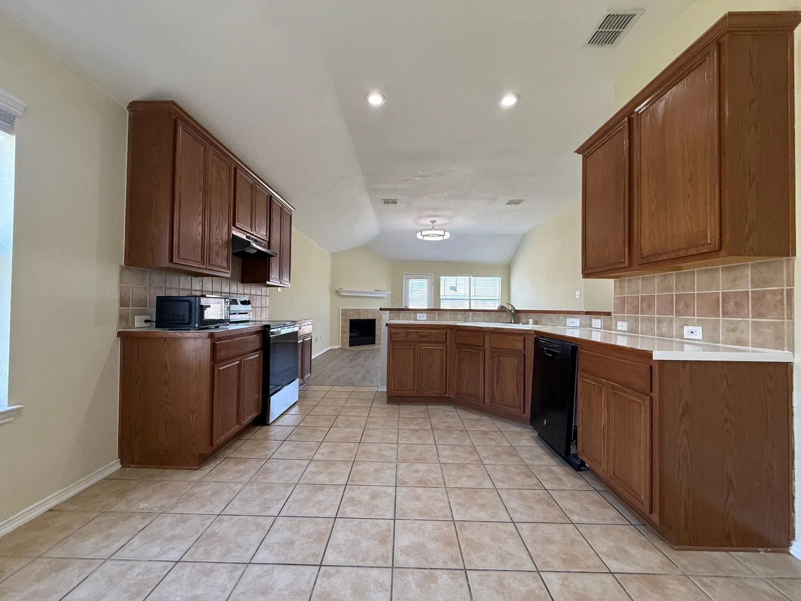 Single Family Residence For Sale in Tarrant County , 14120 Tanglebrush Trail, Fort Worth, Texas 76052, 4 Bedroom, 2 Bathroom, 2 Garage spaces, 2,139 Sqft, built in 2006, mls#21308035, Real Estate Agent in Fort Worth, Homes For Sale in Tarrant county, Homes For Sale in Fort Worth, Realtor in Fort Worth Texas, Real Estate Brokerage Independent Realty Texas, Luminita Cordes Realtor
