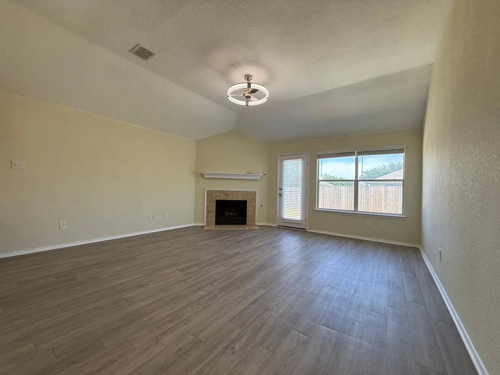 Single Family Residence For Sale in Tarrant County , 14120 Tanglebrush Trail, Fort Worth, Texas 76052, 4 Bedroom, 2 Bathroom, 2 Garage spaces, 2,139 Sqft, built in 2006, mls#21308035, Real Estate Agent in Fort Worth, Homes For Sale in Tarrant county, Homes For Sale in Fort Worth, Realtor in Fort Worth Texas, Real Estate Brokerage Independent Realty Texas, Luminita Cordes Realtor