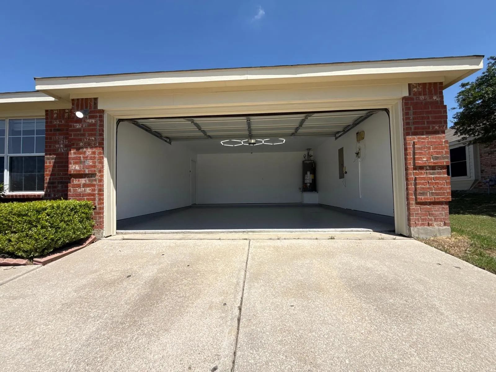 Single Family Residence For Sale in Tarrant County , 14120 Tanglebrush Trail, Fort Worth, Texas 76052, 4 Bedroom, 2 Bathroom, 2 Garage spaces, 2,139 Sqft, built in 2006, mls#21308035, Real Estate Agent in Fort Worth, Homes For Sale in Tarrant county, Homes For Sale in Fort Worth, Realtor in Fort Worth Texas, Real Estate Brokerage Independent Realty Texas, Luminita Cordes Realtor