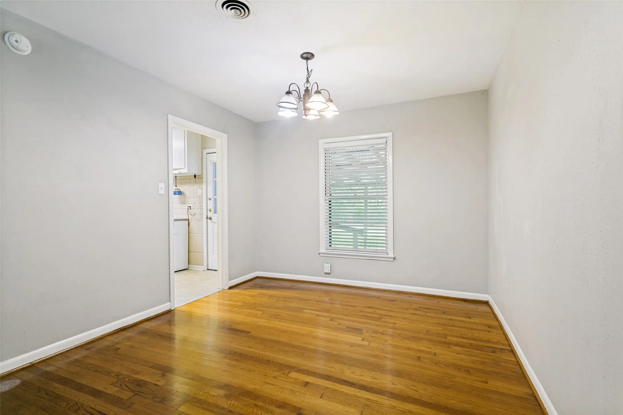 Single Family Residence For Sale in Denton County , 813 Westway Street, Denton, Texas 76201, 2 Bedroom, 1 Bathroom, 1 Garage spaces, 936 Sqft, built in 1957, mls#21308973, Real Estate Agent in Denton, Homes For Sale in Denton county, Homes For Sale in Denton, Realtor in Denton Texas, Real Estate Brokerage Independent Realty Texas, Luminita Cordes Realtor