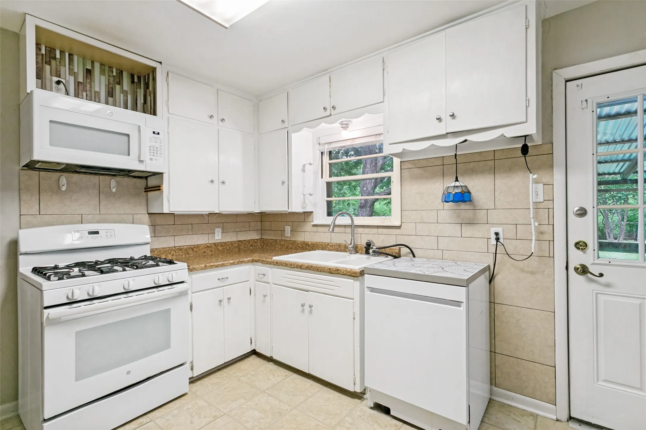 Single Family Residence For Sale in Denton County , 813 Westway Street, Denton, Texas 76201, 2 Bedroom, 1 Bathroom, 1 Garage spaces, 936 Sqft, built in 1957, mls#21308973, Real Estate Agent in Denton, Homes For Sale in Denton county, Homes For Sale in Denton, Realtor in Denton Texas, Real Estate Brokerage Independent Realty Texas, Luminita Cordes Realtor
