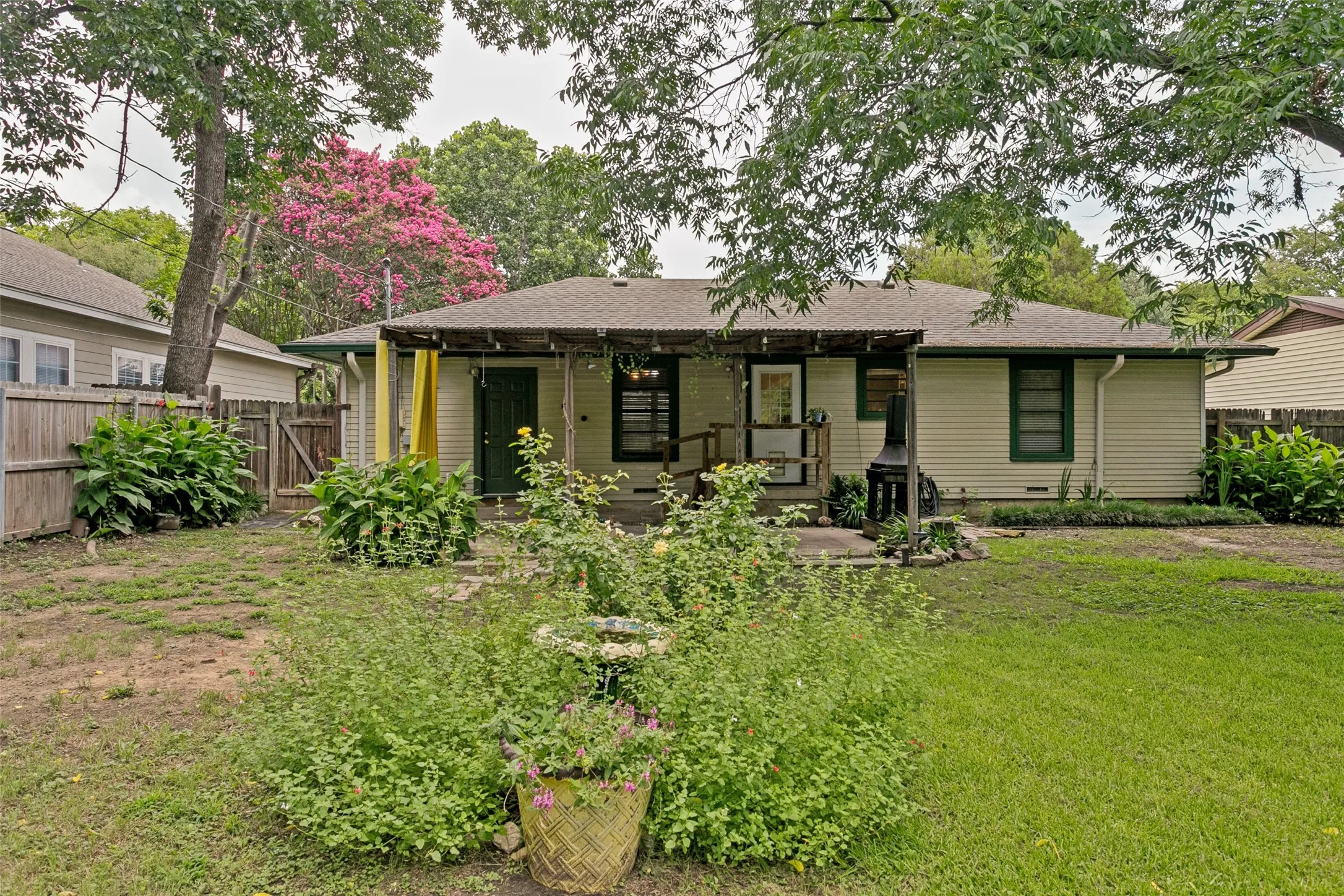 Single Family Residence For Sale in Denton County , 813 Westway Street, Denton, Texas 76201, 2 Bedroom, 1 Bathroom, 1 Garage spaces, 936 Sqft, built in 1957, mls#21308973, Real Estate Agent in Denton, Homes For Sale in Denton county, Homes For Sale in Denton, Realtor in Denton Texas, Real Estate Brokerage Independent Realty Texas, Luminita Cordes Realtor