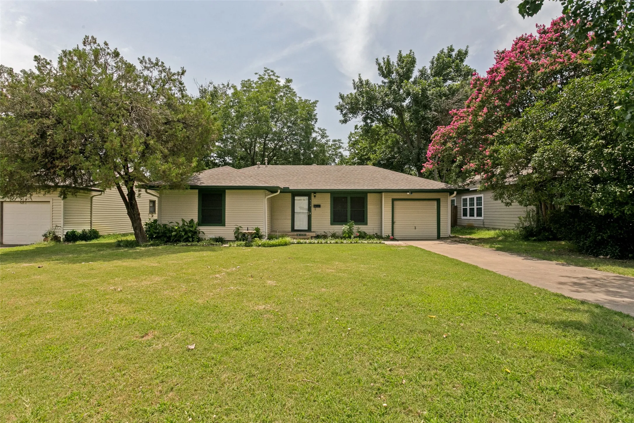 Single Family Residence For Sale in Denton County , 813 Westway Street, Denton, Texas 76201, 2 Bedroom, 1 Bathroom, 1 Garage spaces, 936 Sqft, built in 1957, mls#21308973, Real Estate Agent in Denton, Homes For Sale in Denton county, Homes For Sale in Denton, Realtor in Denton Texas, Real Estate Brokerage Independent Realty Texas, Luminita Cordes Realtor
