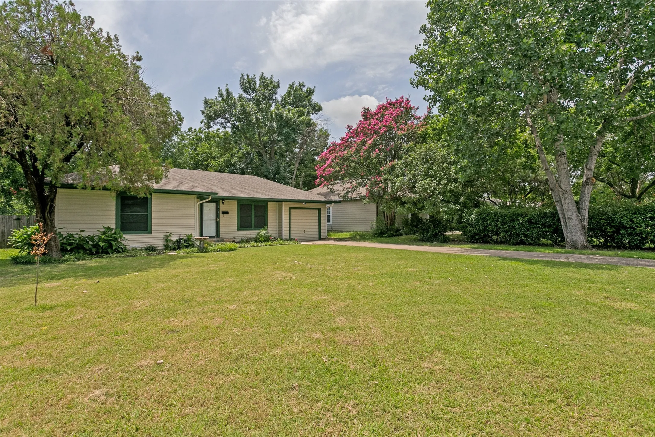 Single Family Residence For Sale in Denton County , 813 Westway Street, Denton, Texas 76201, 2 Bedroom, 1 Bathroom, 1 Garage spaces, 936 Sqft, built in 1957, mls#21308973, Real Estate Agent in Denton, Homes For Sale in Denton county, Homes For Sale in Denton, Realtor in Denton Texas, Real Estate Brokerage Independent Realty Texas, Luminita Cordes Realtor