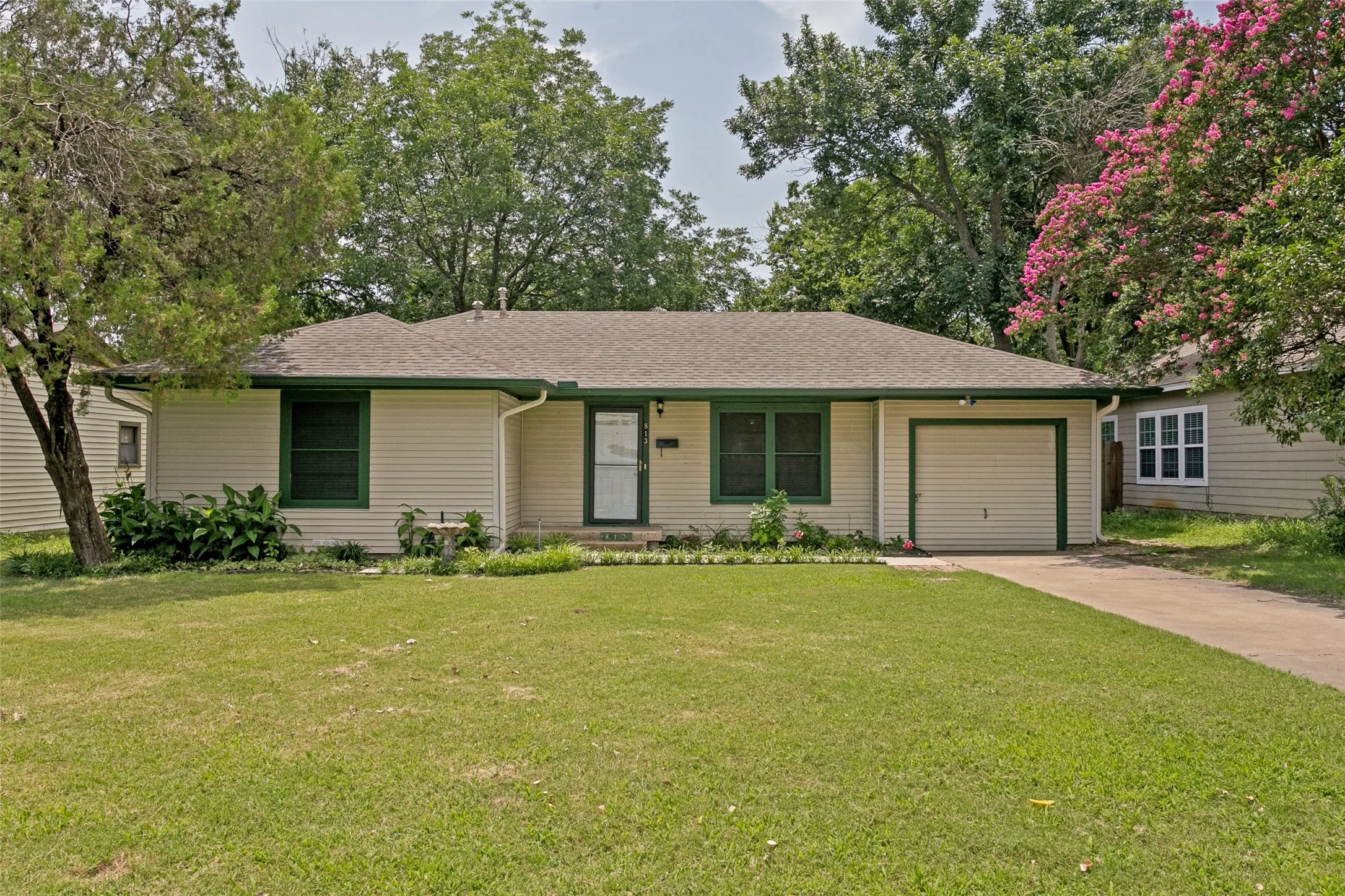 Single Family Residence For Sale in Denton County , 813 Westway Street, Denton, Texas 76201, 2 Bedroom, 1 Bathroom, 1 Garage spaces, 936 Sqft, built in 1957, mls#21308973, Real Estate Agent in Denton, Homes For Sale in Denton county, Homes For Sale in Denton, Realtor in Denton Texas, Real Estate Brokerage Independent Realty Texas, Luminita Cordes Realtor