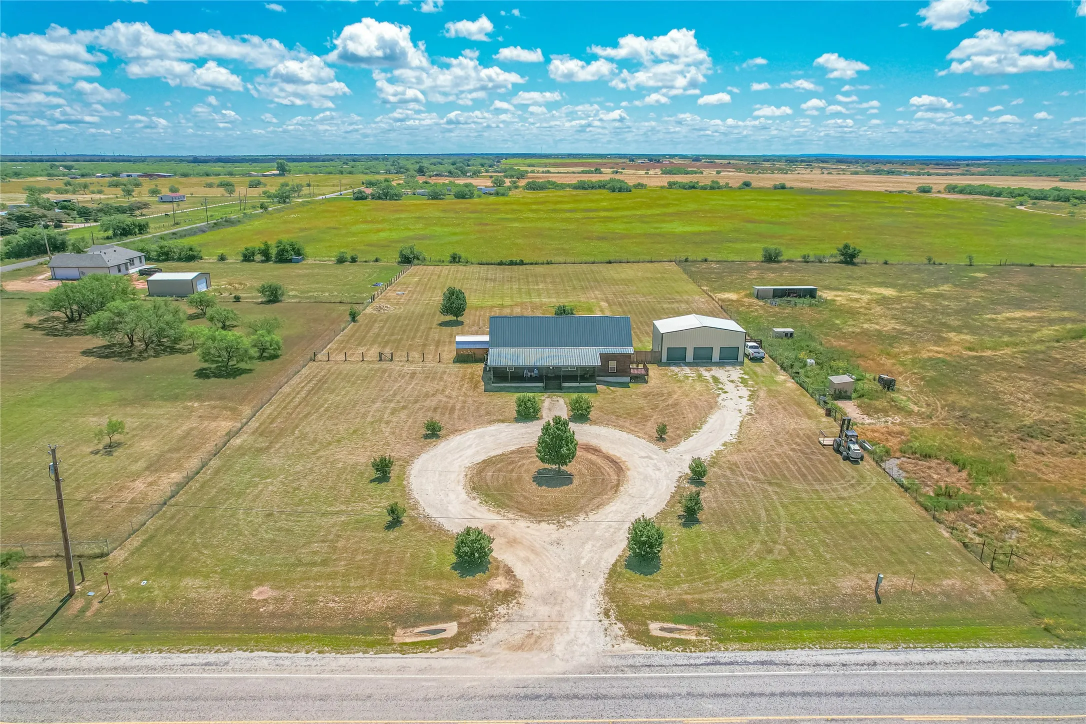Single Family Residence For Sale in Callahan County , 5074 Fm 603, Clyde, Texas 79510, 4 Bedroom, 3 Bathroom, Garage spaces, 2,700 Sqft, built in 2009, mls#21308243, Real Estate Agent in Clyde, Homes For Sale in Callahan county, Homes For Sale in Clyde, Realtor in Clyde Texas, Real Estate Brokerage Independent Realty Texas, Luminita Cordes Realtor
