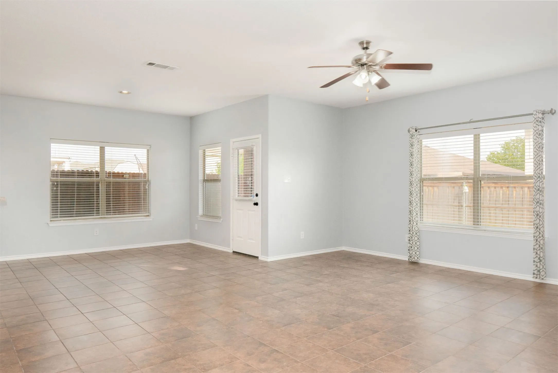 Single Family Residence For Sale in Tarrant County , 4117 Tiburon Street, Fort Worth, Texas 76106, 4 Bedroom, 3 Bathroom, 2 Garage spaces, 2,863 Sqft, built in 2013, mls#21313510, Real Estate Agent in Fort Worth, Homes For Sale in Tarrant county, Homes For Sale in Fort Worth, Realtor in Fort Worth Texas, Real Estate Brokerage Independent Realty Texas, Luminita Cordes Realtor
