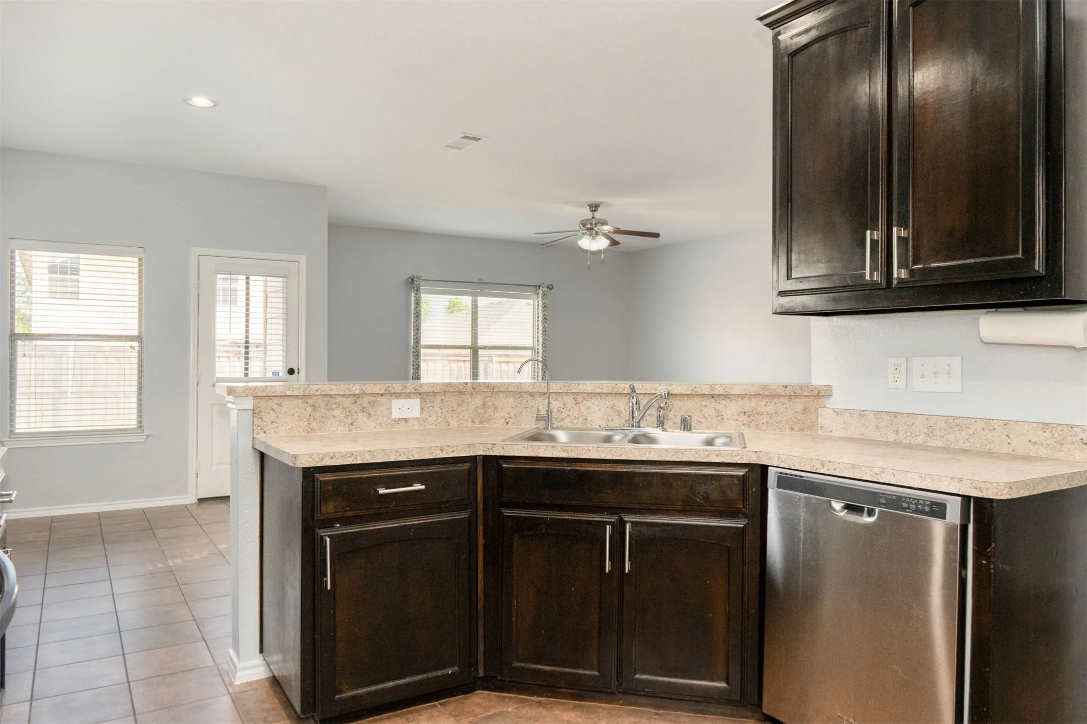 Single Family Residence For Sale in Tarrant County , 4117 Tiburon Street, Fort Worth, Texas 76106, 4 Bedroom, 3 Bathroom, 2 Garage spaces, 2,863 Sqft, built in 2013, mls#21313510, Real Estate Agent in Fort Worth, Homes For Sale in Tarrant county, Homes For Sale in Fort Worth, Realtor in Fort Worth Texas, Real Estate Brokerage Independent Realty Texas, Luminita Cordes Realtor
