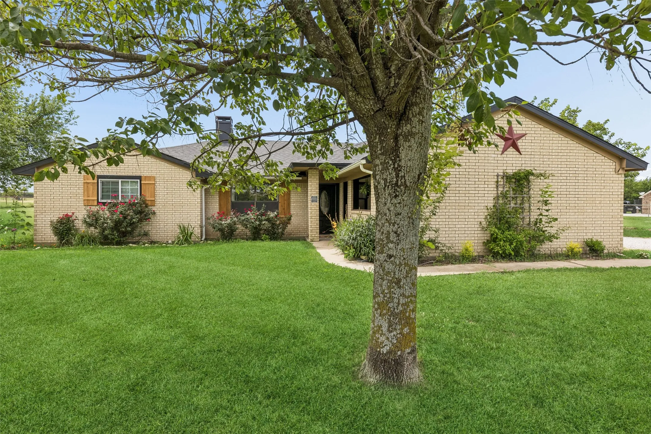 Single Family Residence For Sale in Wise County , 534 Conestoga Trail, Rhome, Texas 76078, 3 Bedroom, 2 Bathroom, Garage spaces, 1,765 Sqft, built in 1994, mls#21311883, Real Estate Agent in Rhome, Homes For Sale in Wise county, Homes For Sale in Rhome, Realtor in Rhome Texas, Real Estate Brokerage Independent Realty Texas, Luminita Cordes Realtor