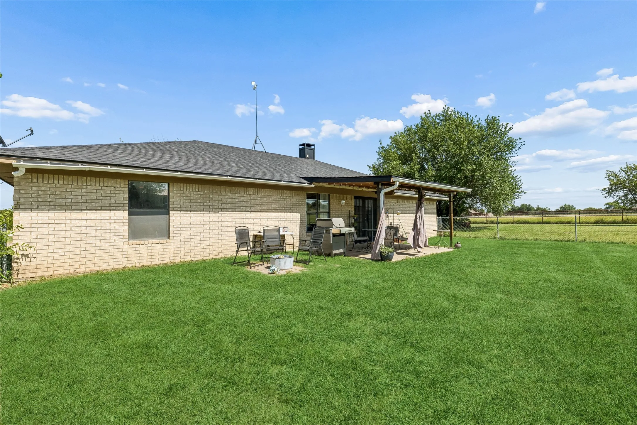Single Family Residence For Sale in Wise County , 534 Conestoga Trail, Rhome, Texas 76078, 3 Bedroom, 2 Bathroom, Garage spaces, 1,765 Sqft, built in 1994, mls#21311883, Real Estate Agent in Rhome, Homes For Sale in Wise county, Homes For Sale in Rhome, Realtor in Rhome Texas, Real Estate Brokerage Independent Realty Texas, Luminita Cordes Realtor