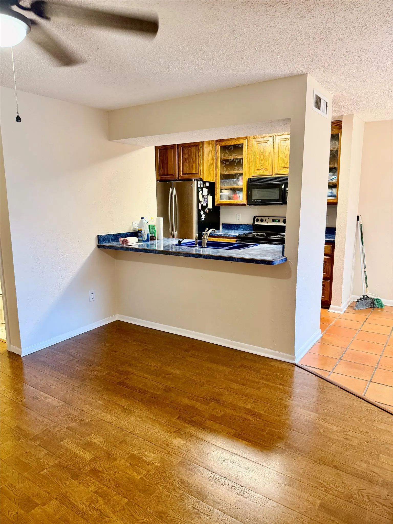Townhouse For Sale in Tarrant County , 2010 Westkendal Lane, Arlington, Texas 76015, 3 Bedroom, 3 Bathroom, 2 Garage spaces, 1,568 Sqft, built in 1973, mls#21313024, Real Estate Agent in Arlington, Homes For Sale in Tarrant county, Homes For Sale in Arlington, Realtor in Arlington Texas, Real Estate Brokerage Independent Realty Texas, Luminita Cordes Realtor