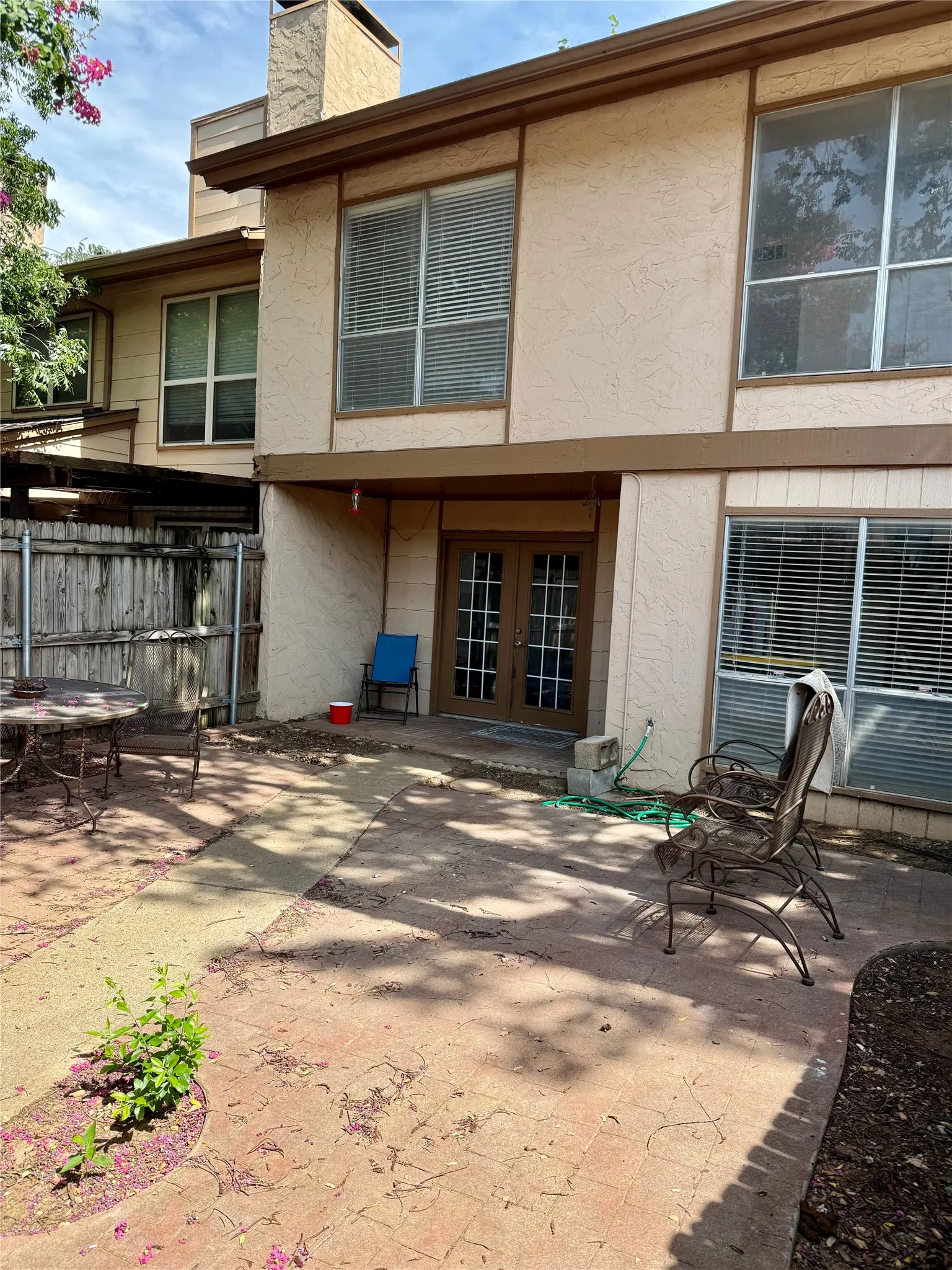 Townhouse For Sale in Tarrant County , 2010 Westkendal Lane, Arlington, Texas 76015, 3 Bedroom, 3 Bathroom, 2 Garage spaces, 1,568 Sqft, built in 1973, mls#21313024, Real Estate Agent in Arlington, Homes For Sale in Tarrant county, Homes For Sale in Arlington, Realtor in Arlington Texas, Real Estate Brokerage Independent Realty Texas, Luminita Cordes Realtor