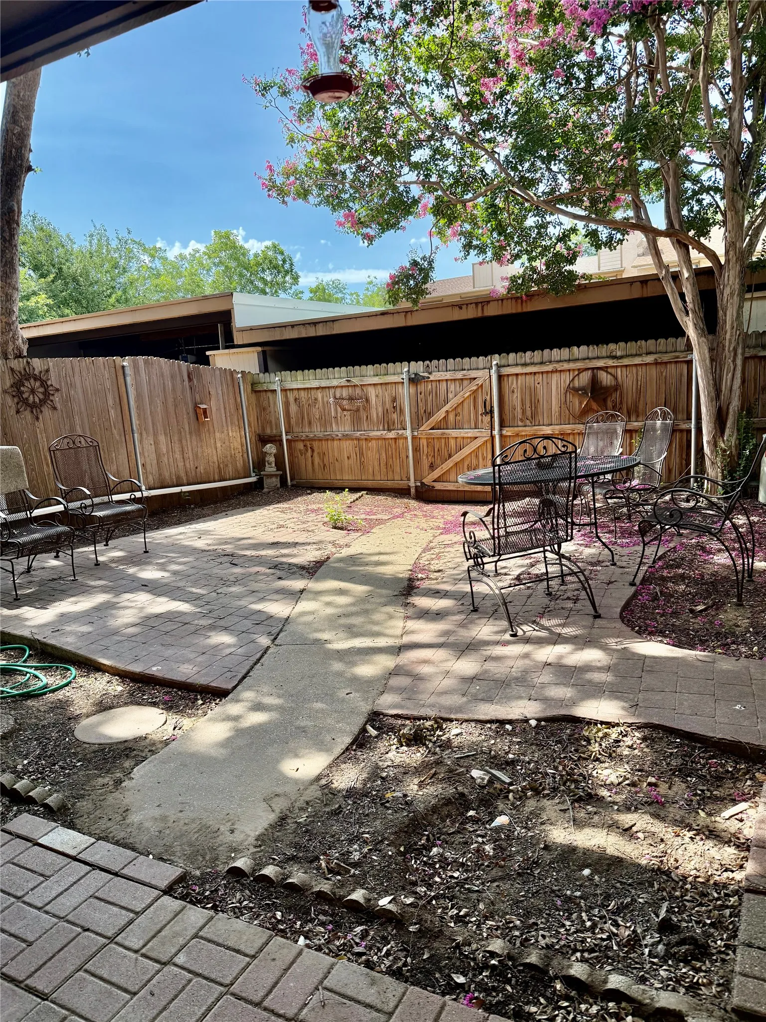 Townhouse For Sale in Tarrant County , 2010 Westkendal Lane, Arlington, Texas 76015, 3 Bedroom, 3 Bathroom, 2 Garage spaces, 1,568 Sqft, built in 1973, mls#21313024, Real Estate Agent in Arlington, Homes For Sale in Tarrant county, Homes For Sale in Arlington, Realtor in Arlington Texas, Real Estate Brokerage Independent Realty Texas, Luminita Cordes Realtor