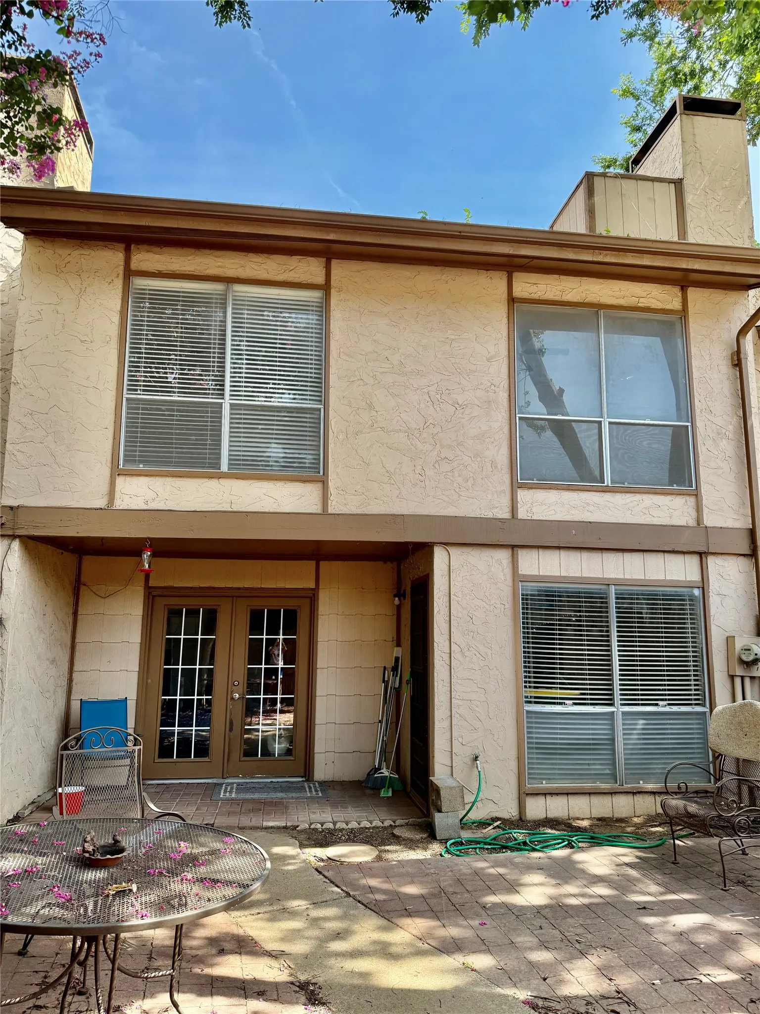 Townhouse For Sale in Tarrant County , 2010 Westkendal Lane, Arlington, Texas 76015, 3 Bedroom, 3 Bathroom, 2 Garage spaces, 1,568 Sqft, built in 1973, mls#21313024, Real Estate Agent in Arlington, Homes For Sale in Tarrant county, Homes For Sale in Arlington, Realtor in Arlington Texas, Real Estate Brokerage Independent Realty Texas, Luminita Cordes Realtor