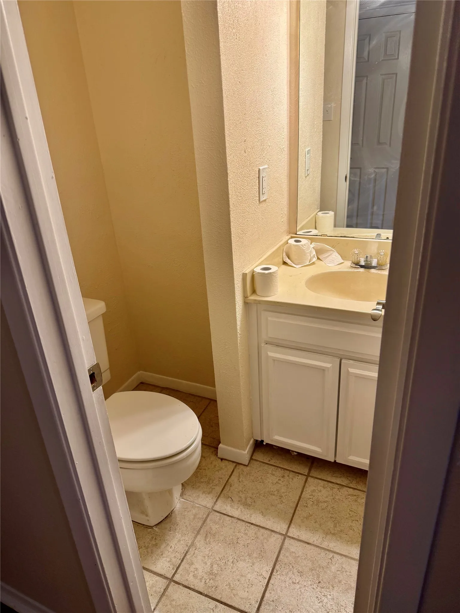 Townhouse For Sale in Tarrant County , 2010 Westkendal Lane, Arlington, Texas 76015, 3 Bedroom, 3 Bathroom, 2 Garage spaces, 1,568 Sqft, built in 1973, mls#21313024, Real Estate Agent in Arlington, Homes For Sale in Tarrant county, Homes For Sale in Arlington, Realtor in Arlington Texas, Real Estate Brokerage Independent Realty Texas, Luminita Cordes Realtor