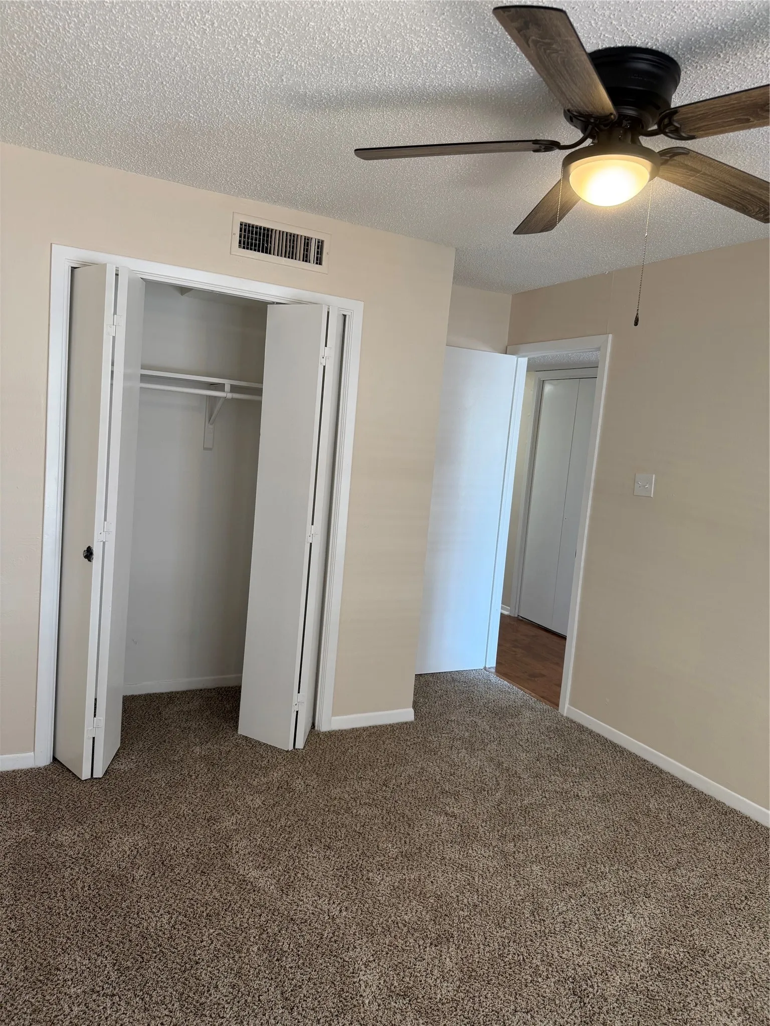 Townhouse For Sale in Tarrant County , 2010 Westkendal Lane, Arlington, Texas 76015, 3 Bedroom, 3 Bathroom, 2 Garage spaces, 1,568 Sqft, built in 1973, mls#21313024, Real Estate Agent in Arlington, Homes For Sale in Tarrant county, Homes For Sale in Arlington, Realtor in Arlington Texas, Real Estate Brokerage Independent Realty Texas, Luminita Cordes Realtor