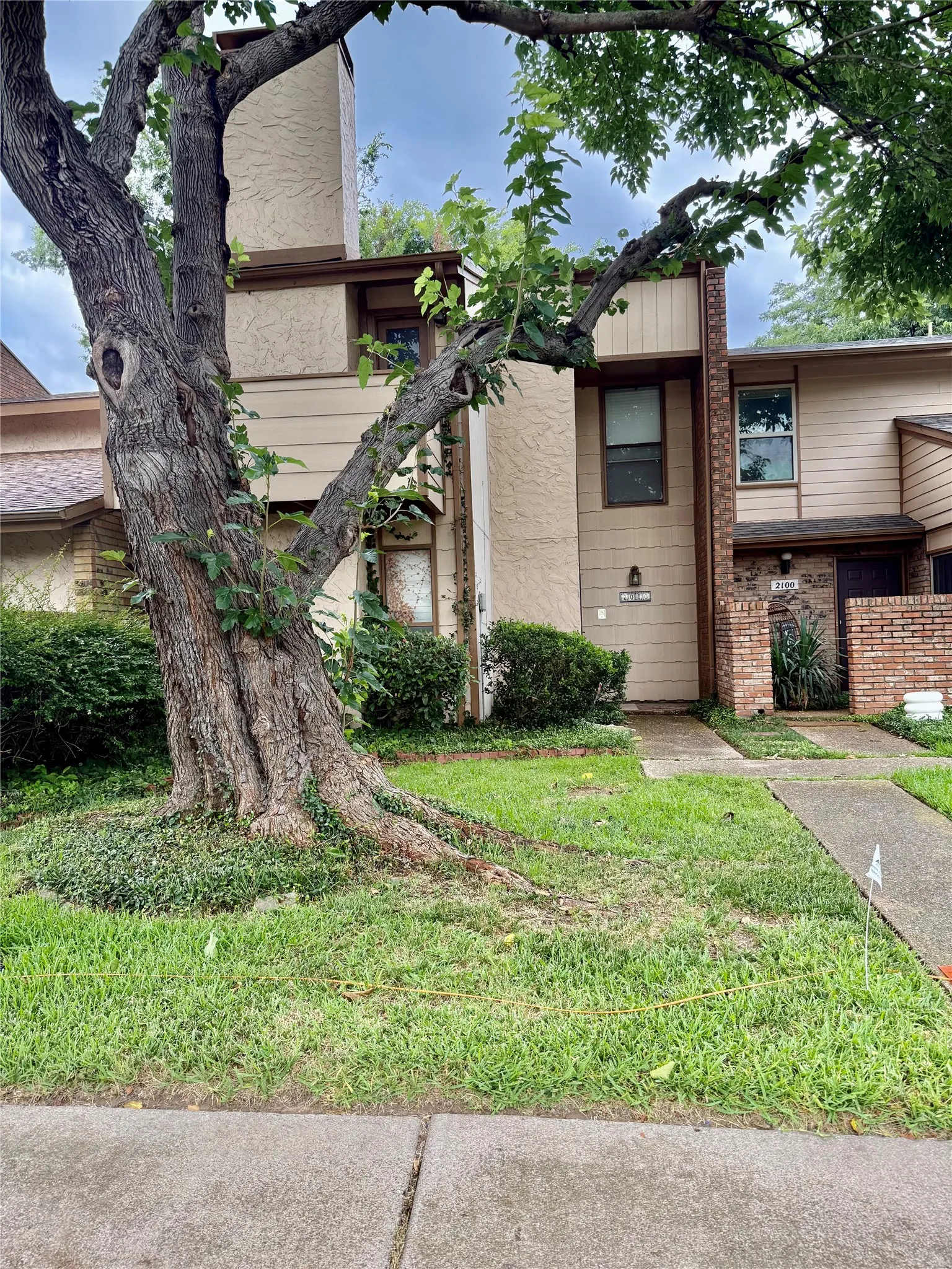 Townhouse For Sale in Tarrant County , 2010 Westkendal Lane, Arlington, Texas 76015, 3 Bedroom, 3 Bathroom, 2 Garage spaces, 1,568 Sqft, built in 1973, mls#21313024, Real Estate Agent in Arlington, Homes For Sale in Tarrant county, Homes For Sale in Arlington, Realtor in Arlington Texas, Real Estate Brokerage Independent Realty Texas, Luminita Cordes Realtor