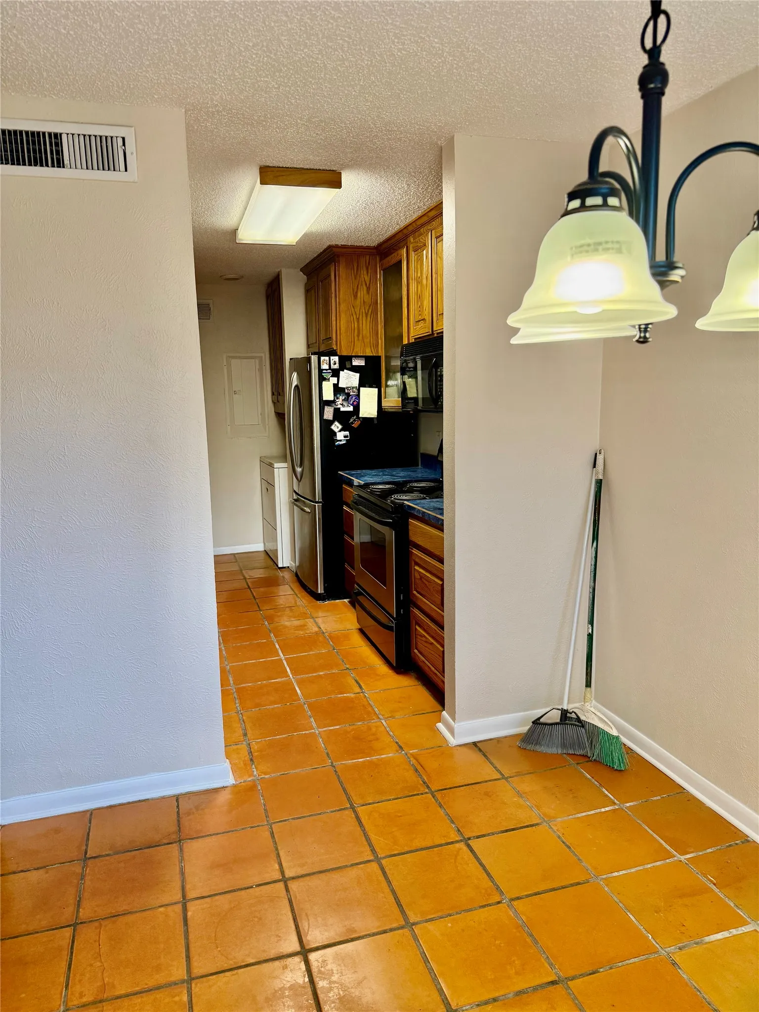 Townhouse For Sale in Tarrant County , 2010 Westkendal Lane, Arlington, Texas 76015, 3 Bedroom, 3 Bathroom, 2 Garage spaces, 1,568 Sqft, built in 1973, mls#21313024, Real Estate Agent in Arlington, Homes For Sale in Tarrant county, Homes For Sale in Arlington, Realtor in Arlington Texas, Real Estate Brokerage Independent Realty Texas, Luminita Cordes Realtor