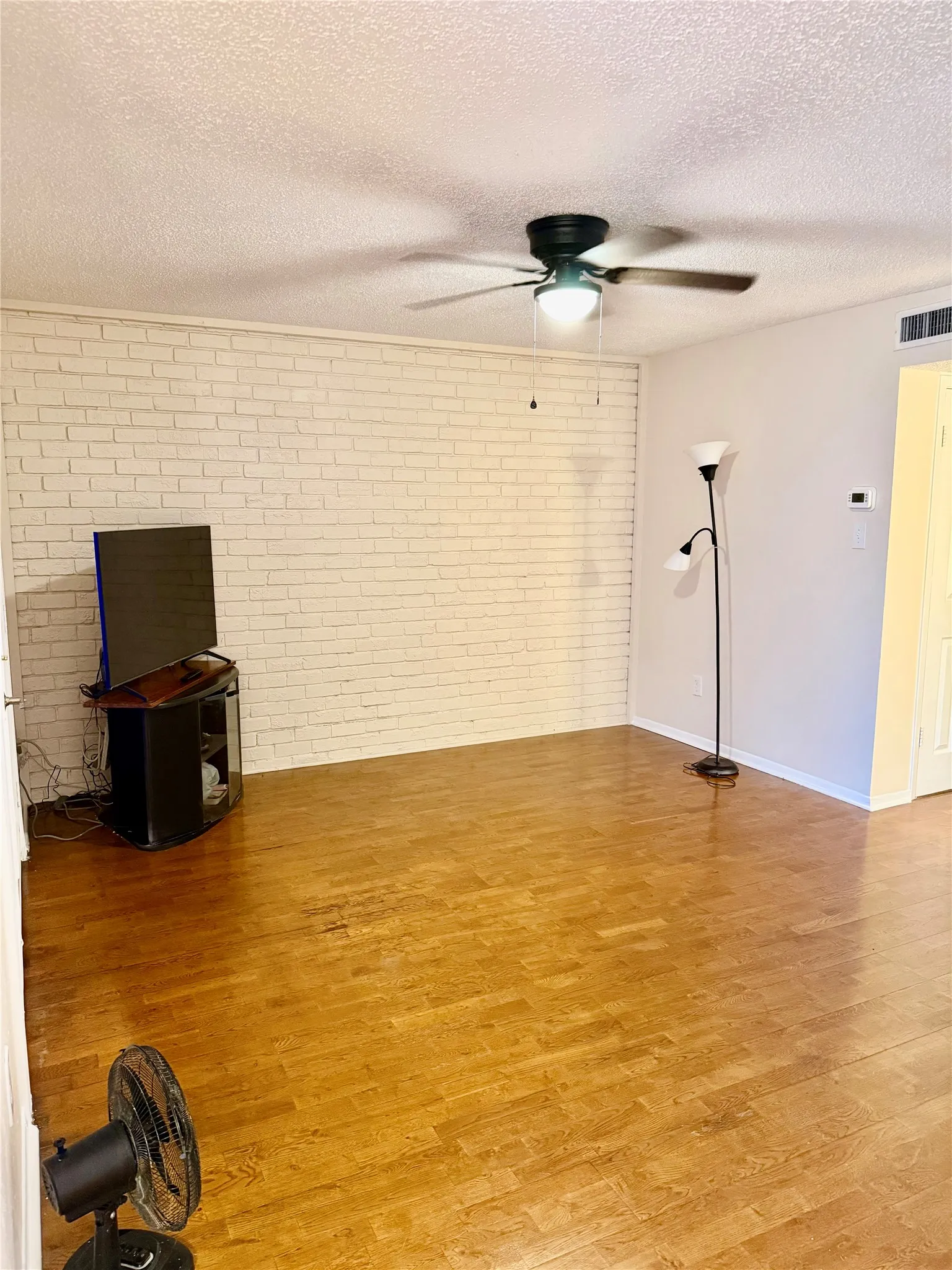 Townhouse For Sale in Tarrant County , 2010 Westkendal Lane, Arlington, Texas 76015, 3 Bedroom, 3 Bathroom, 2 Garage spaces, 1,568 Sqft, built in 1973, mls#21313024, Real Estate Agent in Arlington, Homes For Sale in Tarrant county, Homes For Sale in Arlington, Realtor in Arlington Texas, Real Estate Brokerage Independent Realty Texas, Luminita Cordes Realtor
