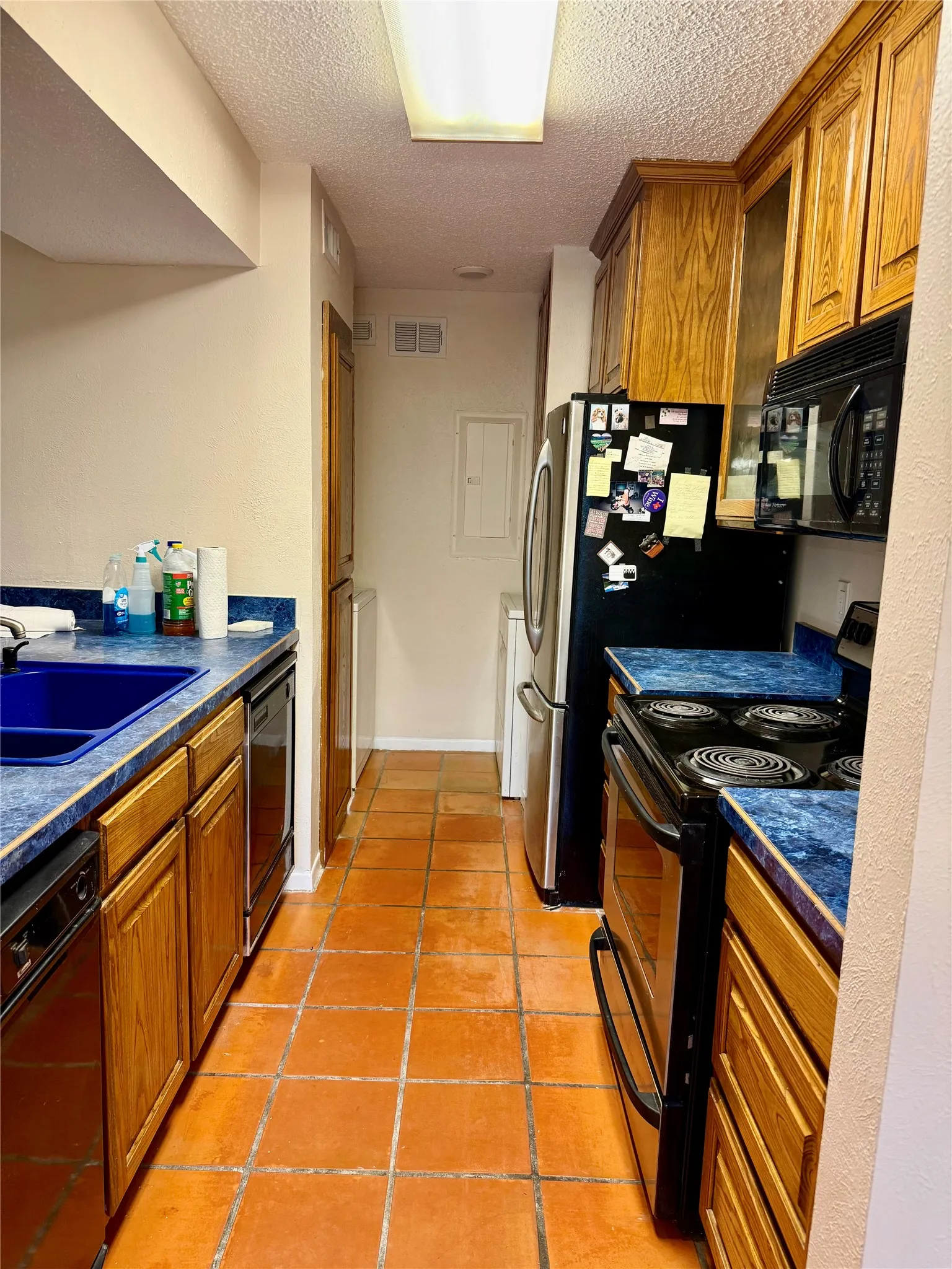 Townhouse For Sale in Tarrant County , 2010 Westkendal Lane, Arlington, Texas 76015, 3 Bedroom, 3 Bathroom, 2 Garage spaces, 1,568 Sqft, built in 1973, mls#21313024, Real Estate Agent in Arlington, Homes For Sale in Tarrant county, Homes For Sale in Arlington, Realtor in Arlington Texas, Real Estate Brokerage Independent Realty Texas, Luminita Cordes Realtor