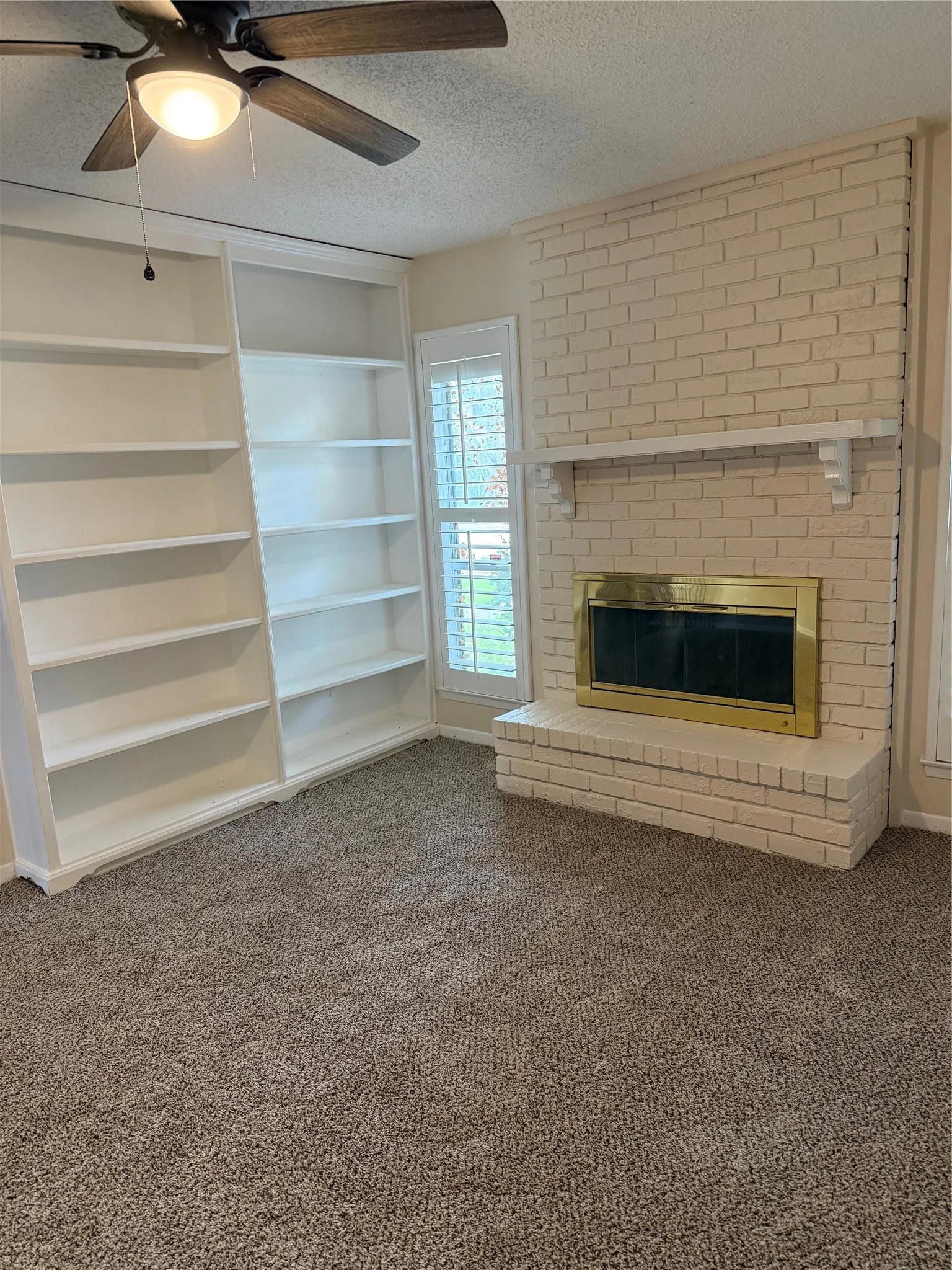 Townhouse For Sale in Tarrant County , 2010 Westkendal Lane, Arlington, Texas 76015, 3 Bedroom, 3 Bathroom, 2 Garage spaces, 1,568 Sqft, built in 1973, mls#21313024, Real Estate Agent in Arlington, Homes For Sale in Tarrant county, Homes For Sale in Arlington, Realtor in Arlington Texas, Real Estate Brokerage Independent Realty Texas, Luminita Cordes Realtor