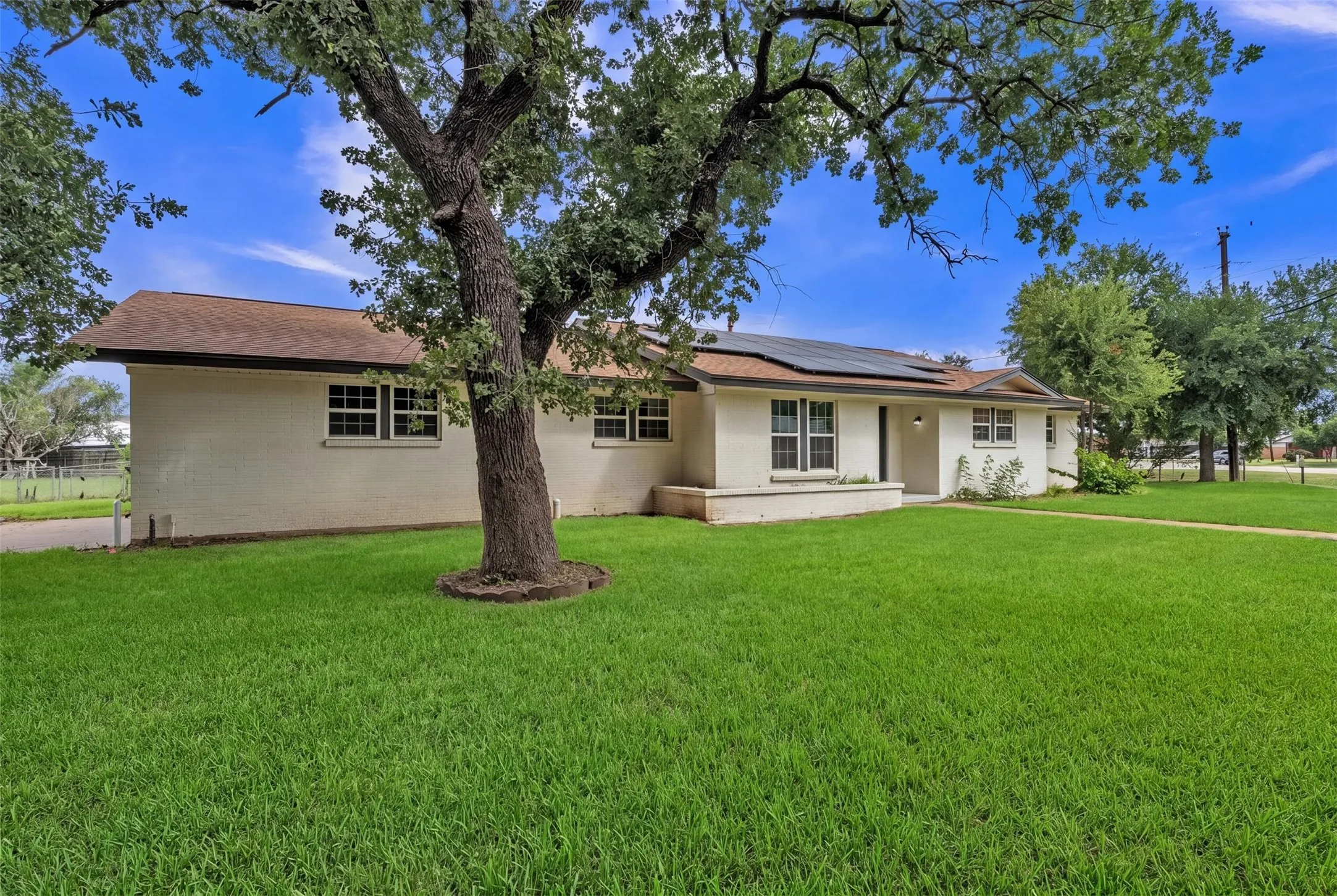 Single Family Residence For Sale in Palo Pinto County , 508 SE 25th Avenue, Mineral Wells, Texas 76067, 3 Bedroom, 2 Bathroom, 2 Garage spaces, 1,660 Sqft, built in 1961, mls#21313434, Real Estate Agent in Mineral Wells, Homes For Sale in Palo Pinto county, Homes For Sale in Mineral Wells, Realtor in Mineral Wells Texas, Real Estate Brokerage Independent Realty Texas, Luminita Cordes Realtor