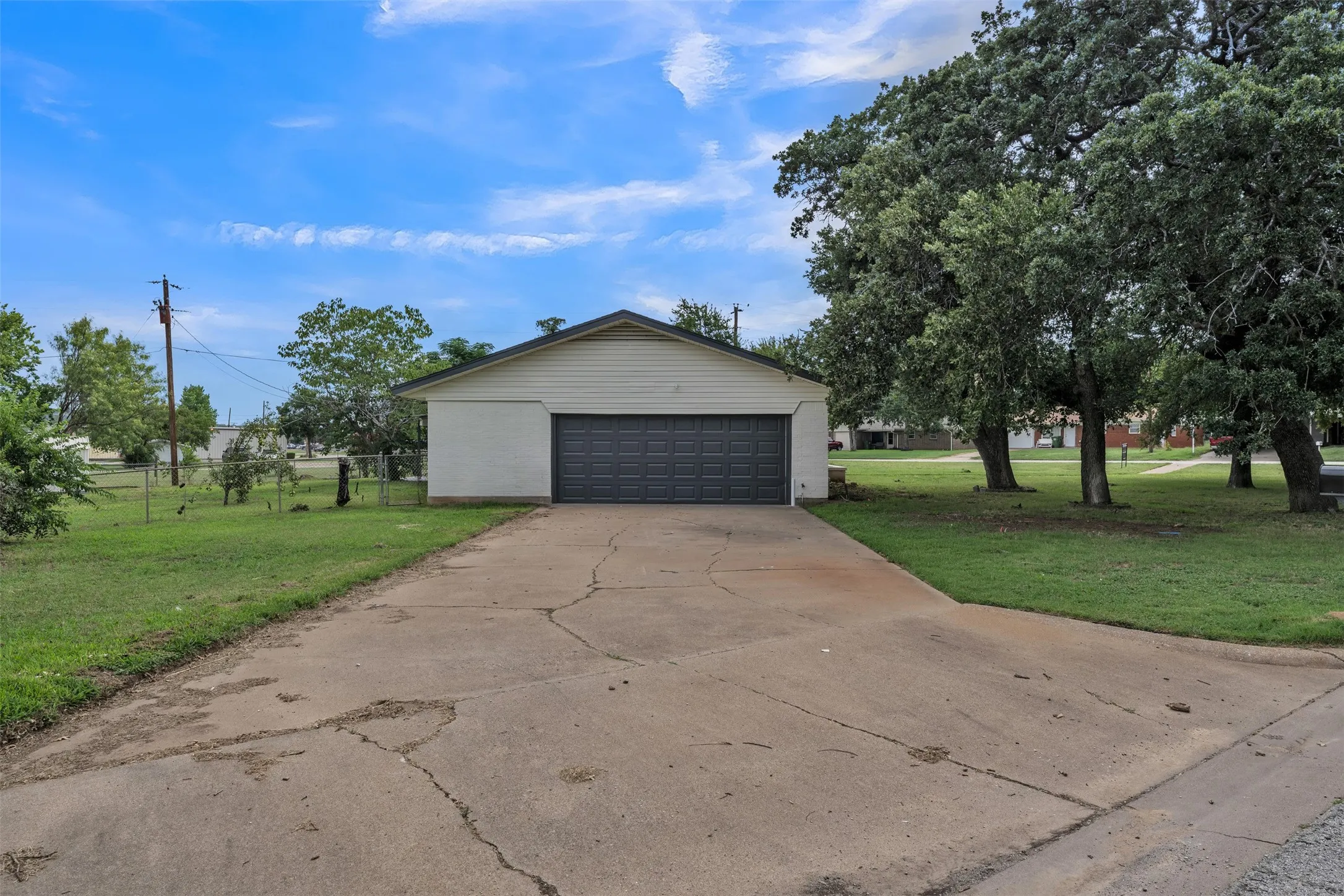 Single Family Residence For Sale in Palo Pinto County , 508 SE 25th Avenue, Mineral Wells, Texas 76067, 3 Bedroom, 2 Bathroom, 2 Garage spaces, 1,660 Sqft, built in 1961, mls#21313434, Real Estate Agent in Mineral Wells, Homes For Sale in Palo Pinto county, Homes For Sale in Mineral Wells, Realtor in Mineral Wells Texas, Real Estate Brokerage Independent Realty Texas, Luminita Cordes Realtor