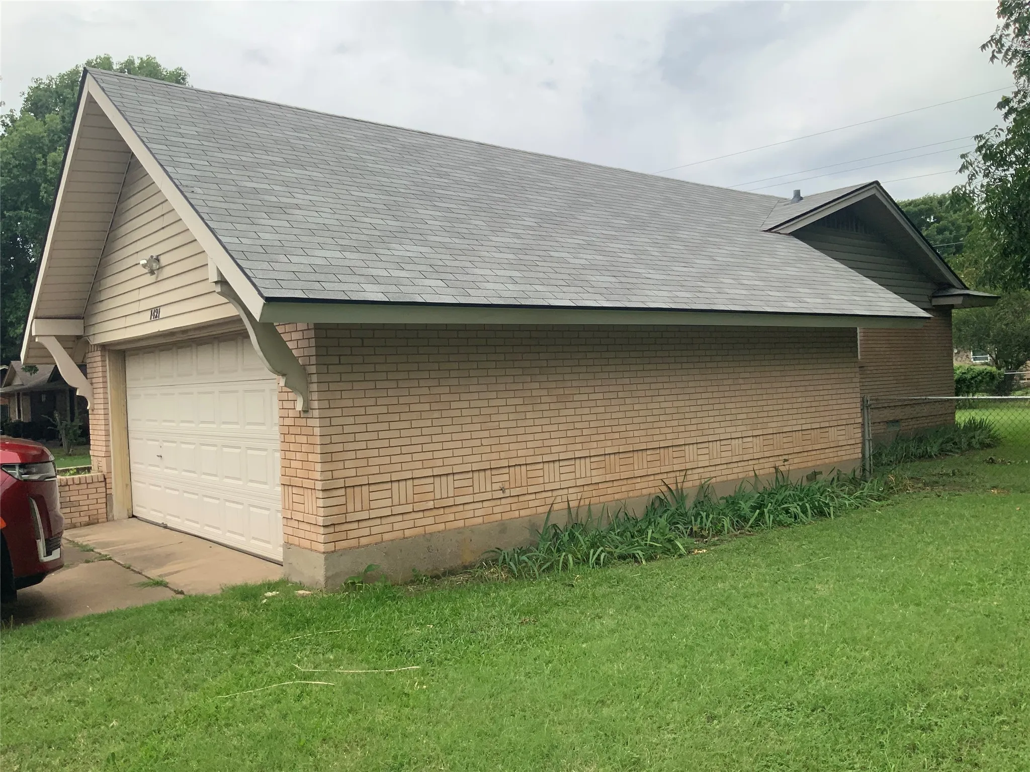 Single Family Residence For Sale in Ellis County , 1421 N 9th Street, Midlothian, Texas 76065, 3 Bedroom, 2 Bathroom, 2 Garage spaces, 1,177 Sqft, built in 1960, mls#21313557, Real Estate Agent in Midlothian, Homes For Sale in Ellis county, Homes For Sale in Midlothian, Realtor in Midlothian Texas, Real Estate Brokerage Independent Realty Texas, Luminita Cordes Realtor