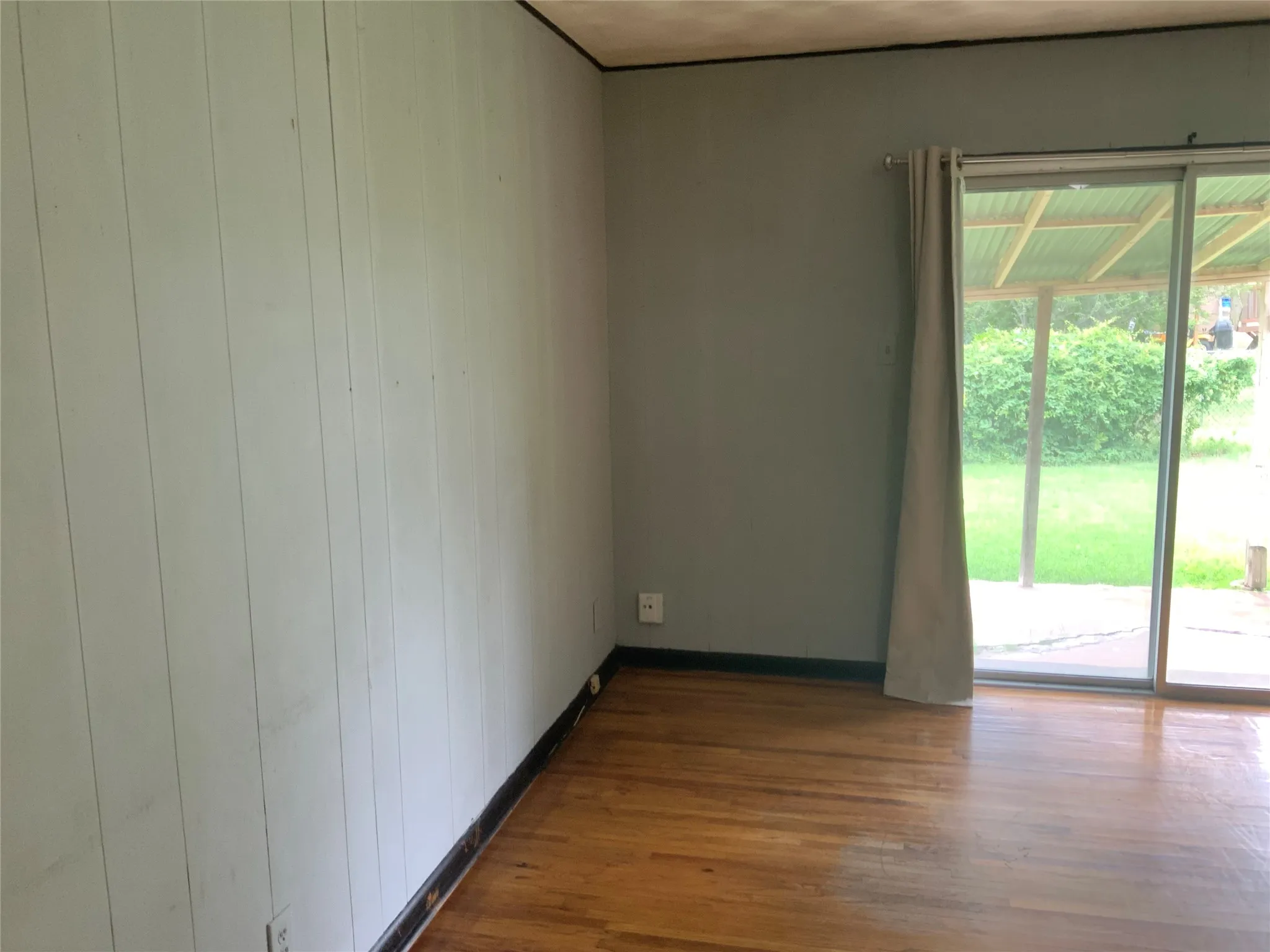 Single Family Residence For Sale in Ellis County , 1421 N 9th Street, Midlothian, Texas 76065, 3 Bedroom, 2 Bathroom, 2 Garage spaces, 1,177 Sqft, built in 1960, mls#21313557, Real Estate Agent in Midlothian, Homes For Sale in Ellis county, Homes For Sale in Midlothian, Realtor in Midlothian Texas, Real Estate Brokerage Independent Realty Texas, Luminita Cordes Realtor