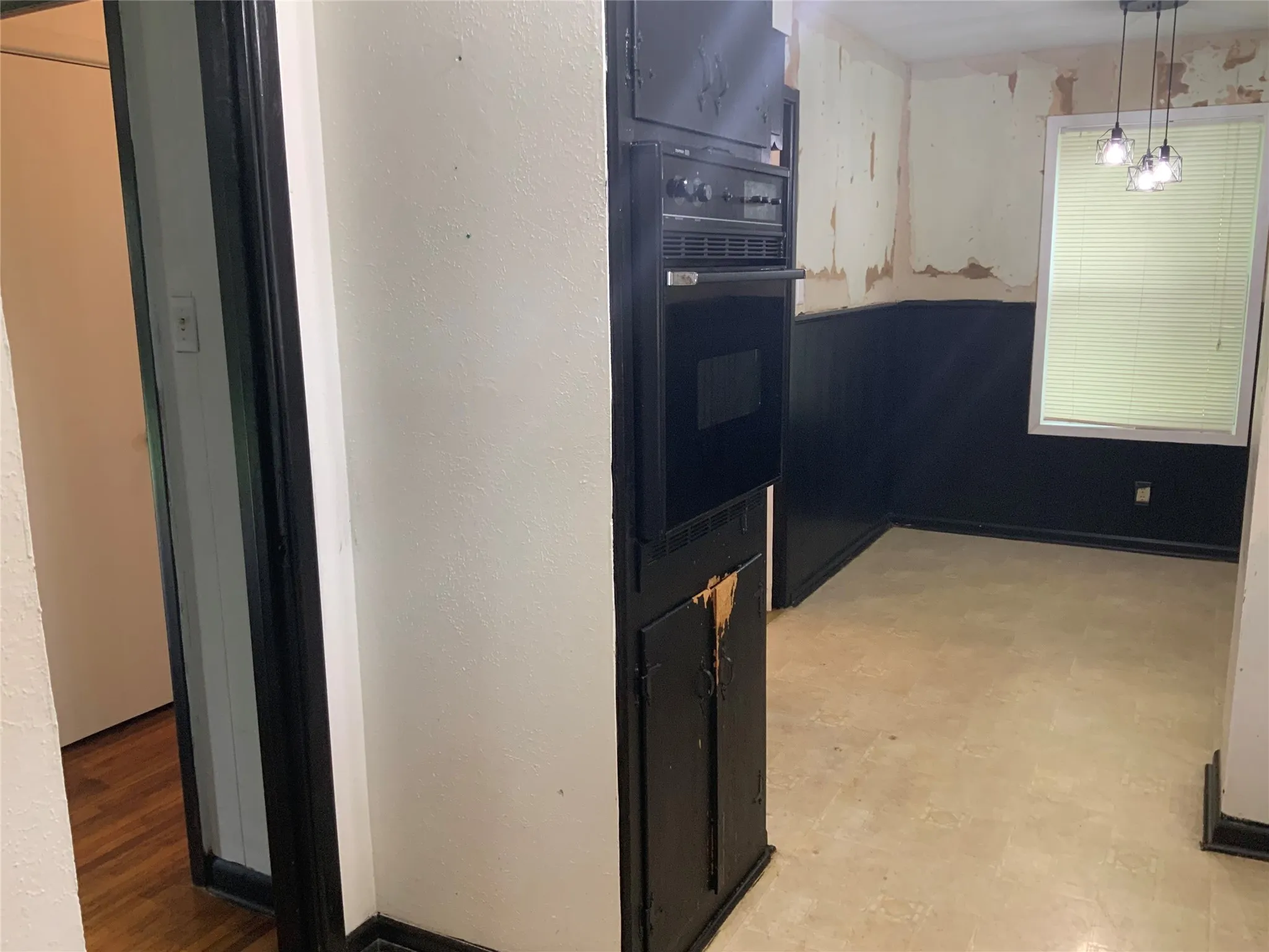 Single Family Residence For Sale in Ellis County , 1421 N 9th Street, Midlothian, Texas 76065, 3 Bedroom, 2 Bathroom, 2 Garage spaces, 1,177 Sqft, built in 1960, mls#21313557, Real Estate Agent in Midlothian, Homes For Sale in Ellis county, Homes For Sale in Midlothian, Realtor in Midlothian Texas, Real Estate Brokerage Independent Realty Texas, Luminita Cordes Realtor