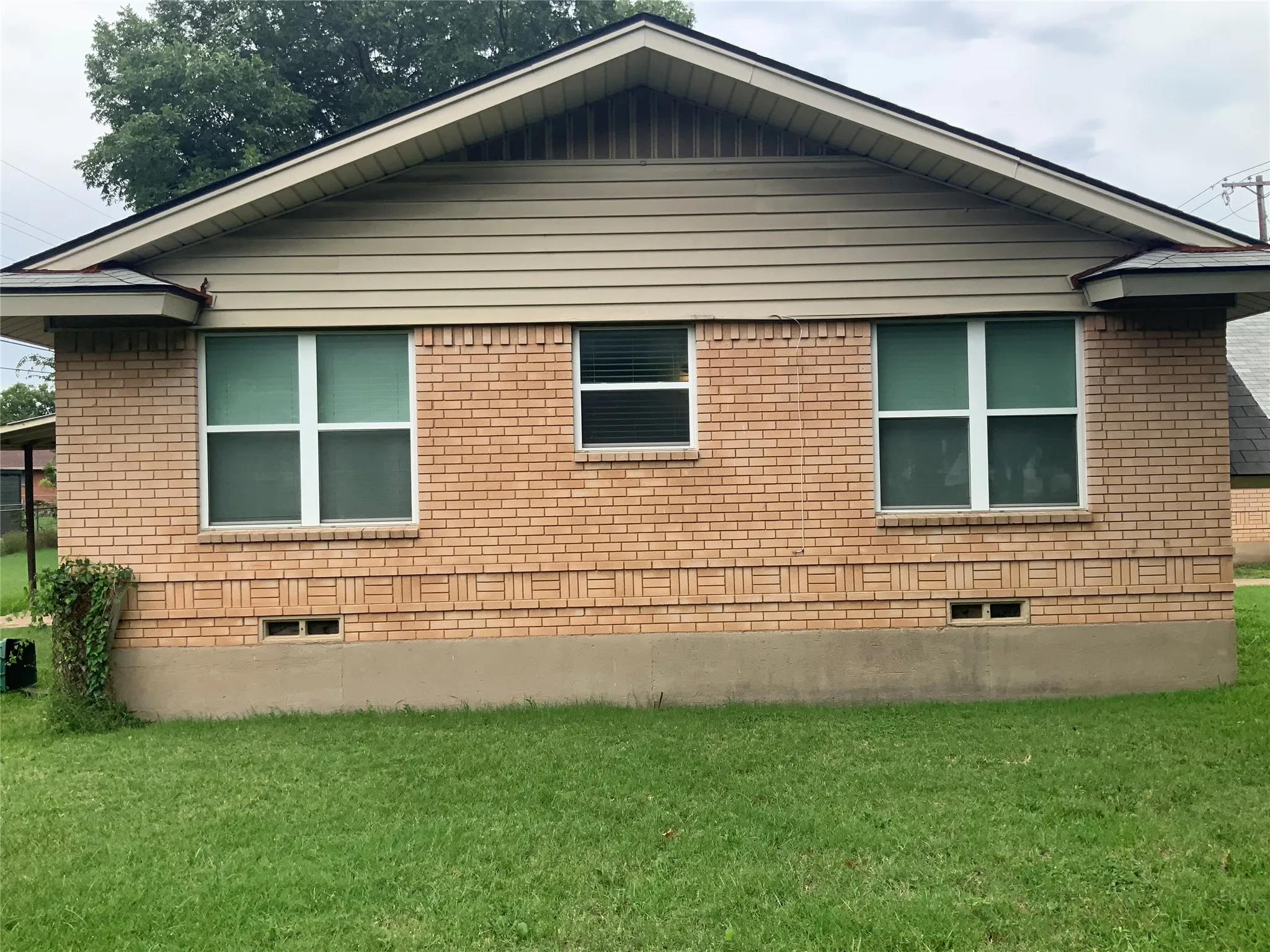 Single Family Residence For Sale in Ellis County , 1421 N 9th Street, Midlothian, Texas 76065, 3 Bedroom, 2 Bathroom, 2 Garage spaces, 1,177 Sqft, built in 1960, mls#21313557, Real Estate Agent in Midlothian, Homes For Sale in Ellis county, Homes For Sale in Midlothian, Realtor in Midlothian Texas, Real Estate Brokerage Independent Realty Texas, Luminita Cordes Realtor